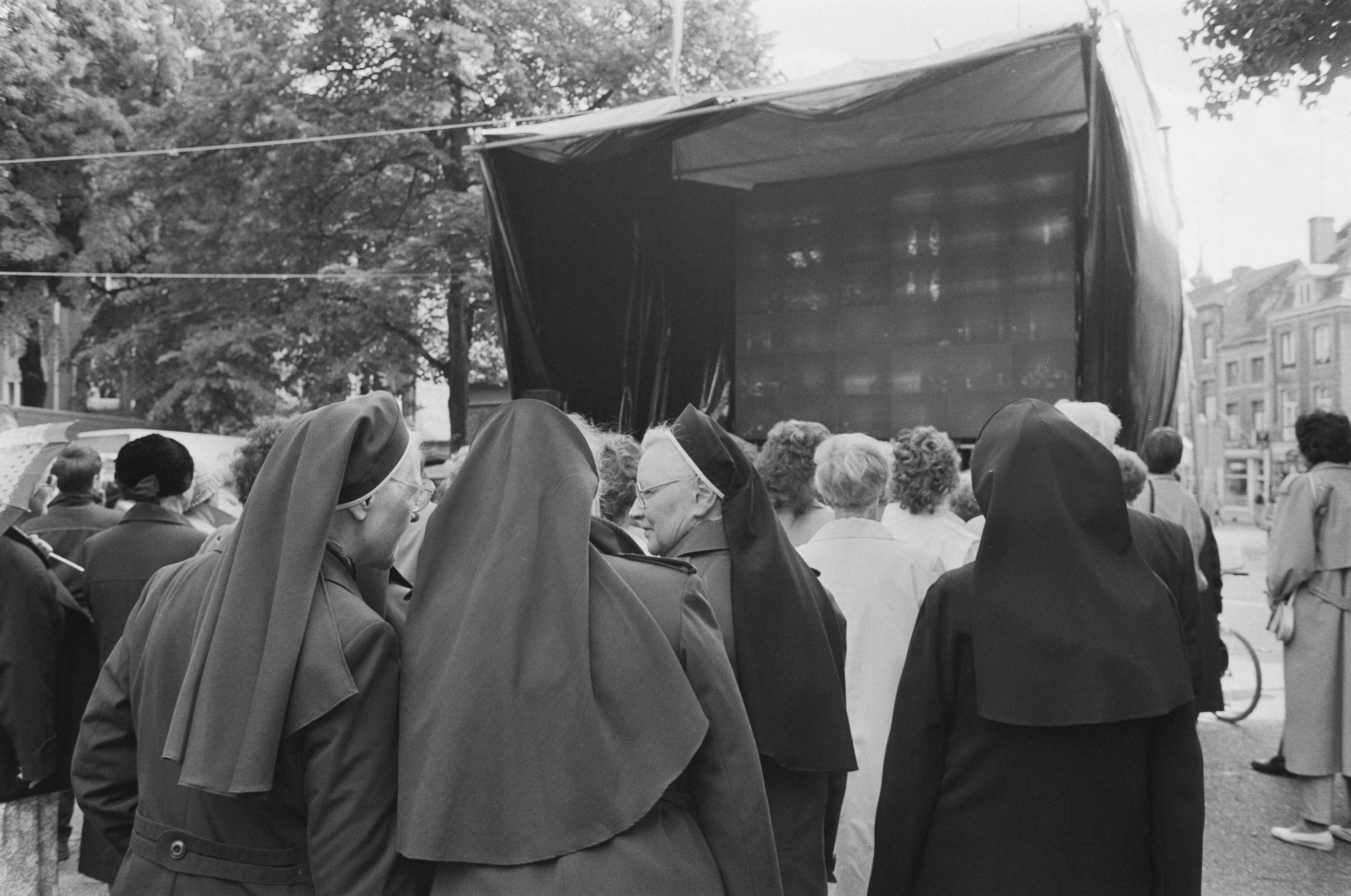 Fotocollectie Anefo — Gebedsdienst Paus J. P. II op groot projectiescherm voor Onze Lieve Vrouwebasiliek in Maastricht — Foto: Gerrits, Roland / Anefo. Licentie: Set B: Rechtenvrij / Publiek Domein. Bron: Nationaal Archief. http://hdl.handle.net/10648/ad613b6c-d0b4-102d-bcf8-003048976d84