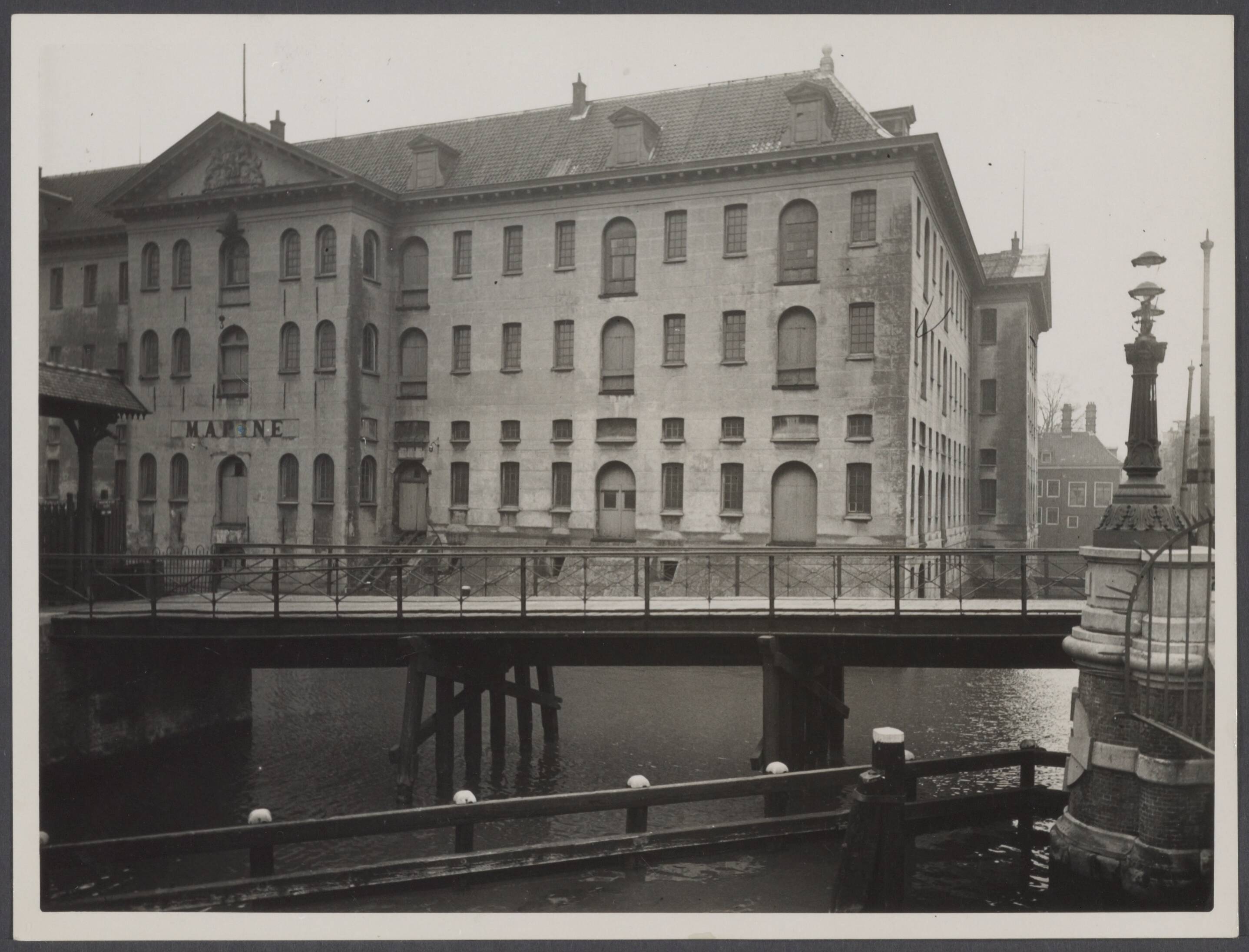 Marine-bases en -havens Nederland: Amsterdam (marine-etablissement) — Amsterdam. Marine-arsenaal — Foto: Onbekend / Publiek Domein of Rechtenvrij. Licentie: Set B: Rechtenvrij / Publiek Domein. Bron: Nationaal Archief. http://hdl.handle.net/10648/2f859ca5-e502-af1a-d73e-e423312b5c3e