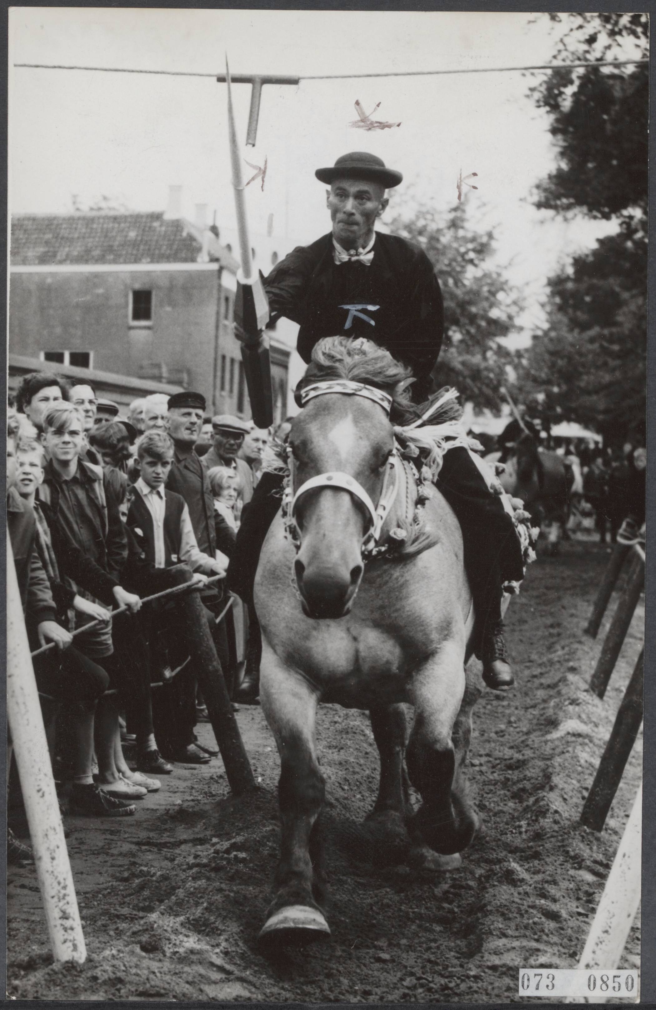 Fotocollectie Elsevier Binnenland — Jaarlijkse ringrijderij voor boerenpaarden te Middelburg. Meer dan 60 deelnemers dongen naar het kampioenschap van de provincie Zeeland — Foto: Noske, J.D. / Anefo. Licentie: Set B: Rechtenvrij / Publiek Domein. Bron: Nationaal Archief. http://hdl.handle.net/10648/ae15ed82-d0b4-102d-bcf8-003048976d84