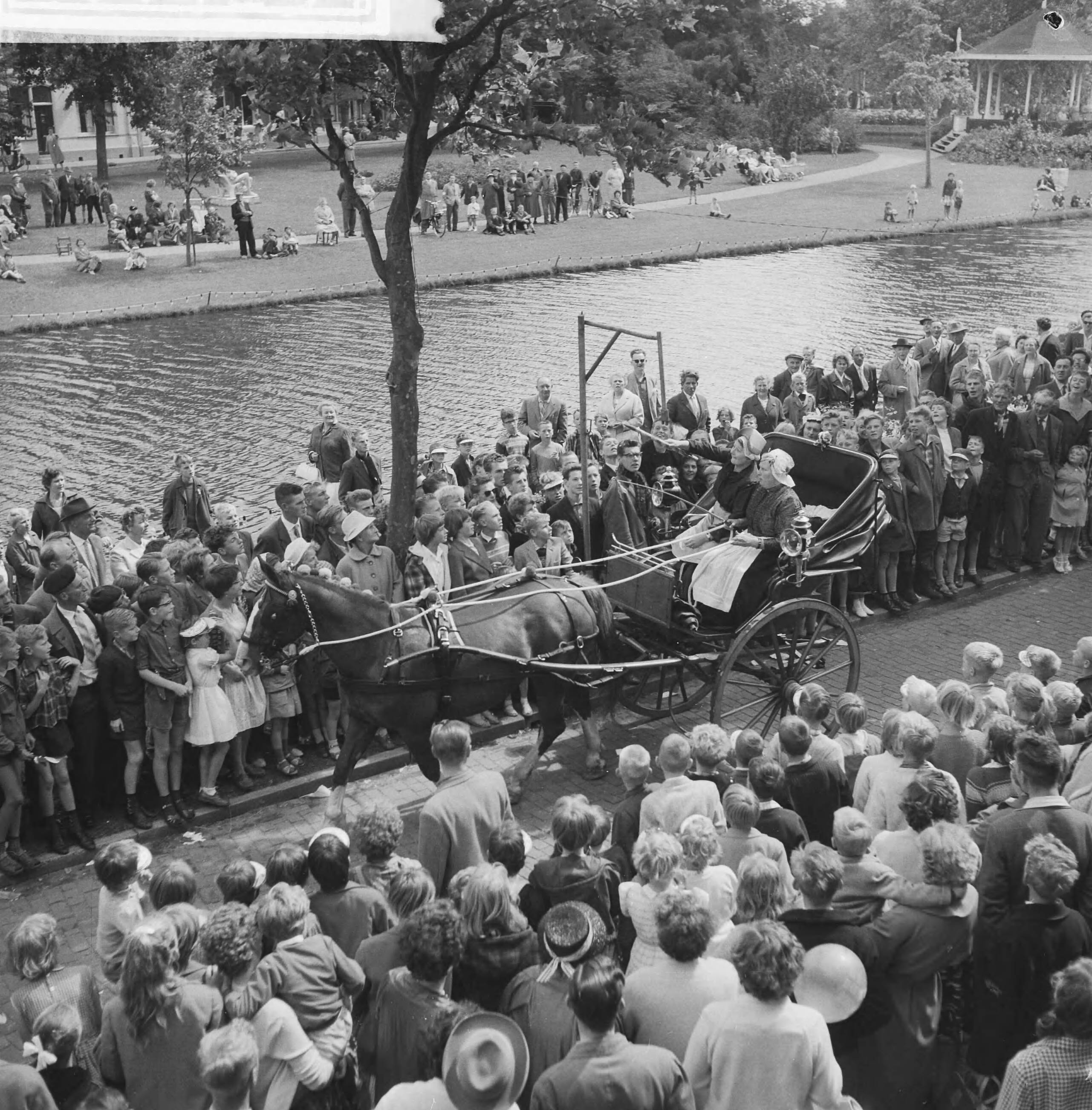 Fotocollectie Anefo — Purmerend 550 jaar stad, ringsteken in klederdracht — Foto: Pot, Harry / Anefo. Licentie: Set B: Rechtenvrij / Publiek Domein. Bron: Nationaal Archief. http://hdl.handle.net/10648/a9b44bee-d0b4-102d-bcf8-003048976d84