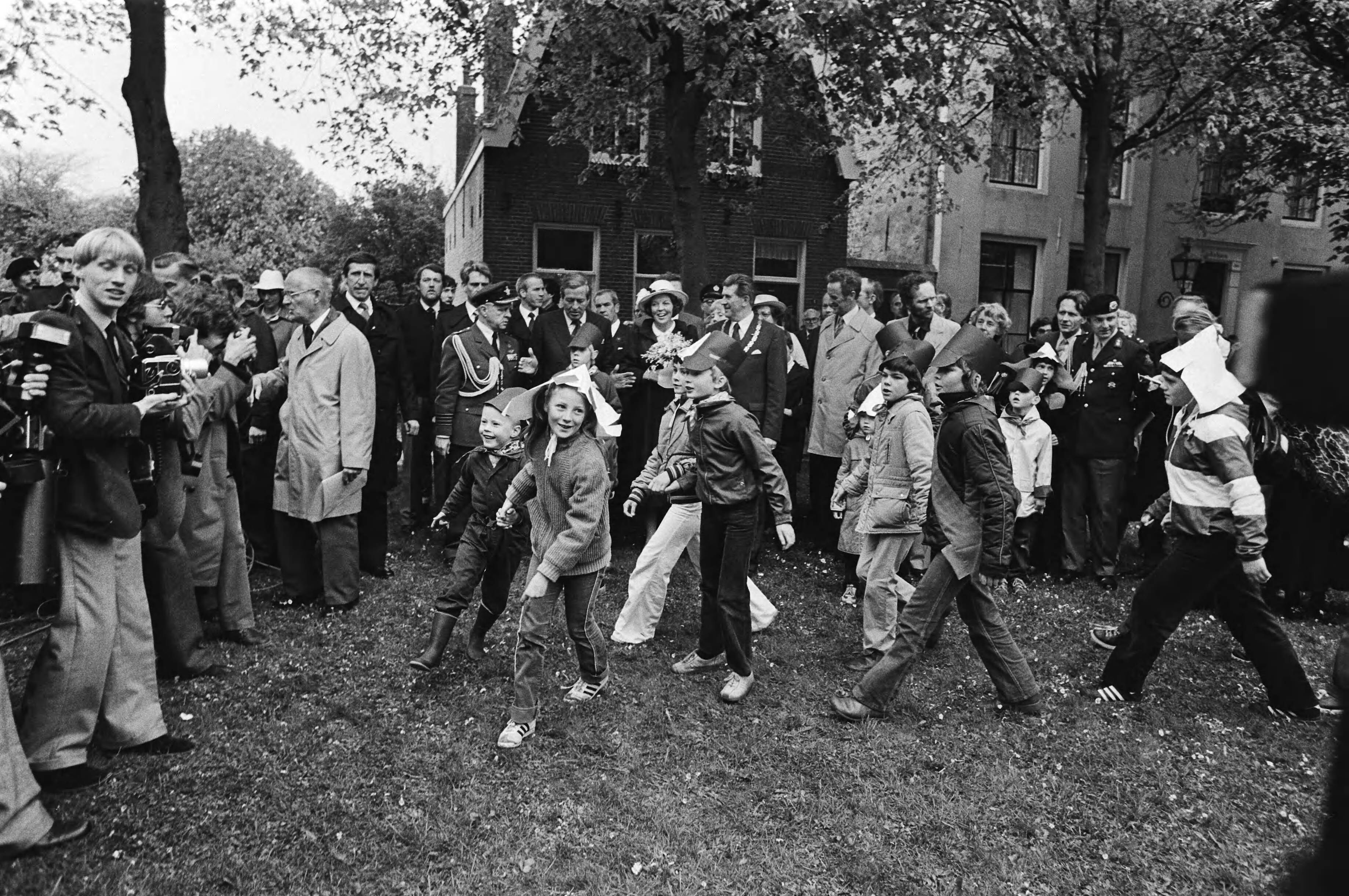 Fotocollectie Anefo — Viering Koninginnedag in Veere, het koninklijk gezin bekijkt de spelletjes van de kinderen in Veere — Foto: Bogaerts, Rob / Anefo. Licentie: Set B: Rechtenvrij / Publiek Domein. Bron: Nationaal Archief. http://hdl.handle.net/10648/acfab68a-d0b4-102d-bcf8-003048976d84