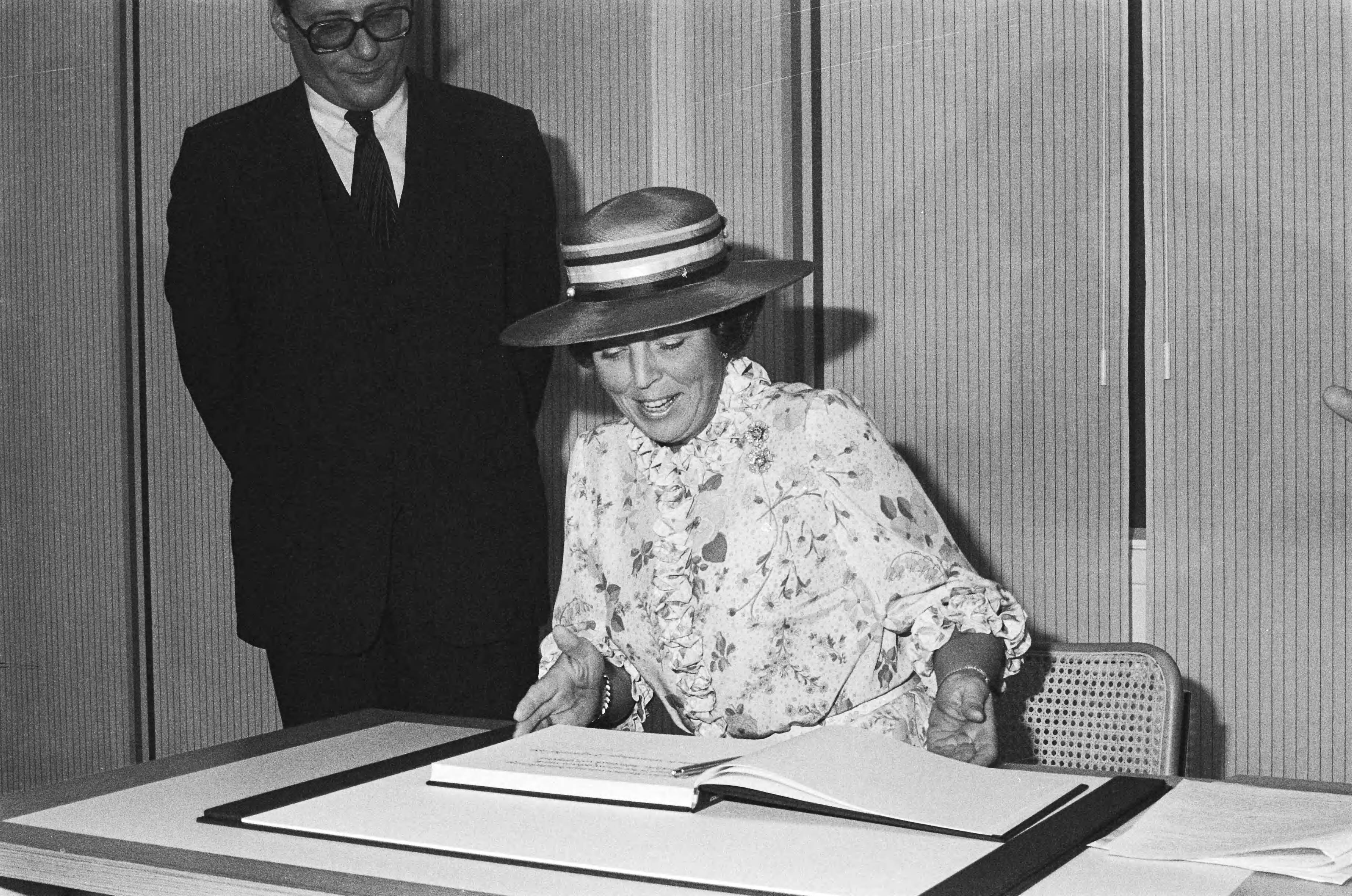 Koningin Beatrix opent de Koninklijke Bibliotheek in Den Haag — Koningin Beatrix tekent het gastenboek — Foto: Dijk, Hans van / Anefo. Licentie: Set B: Rechtenvrij / Publiek Domein. Bron: Nationaal Archief. http://hdl.handle.net/10648/ad1f3cda-d0b4-102d-bcf8-003048976d84