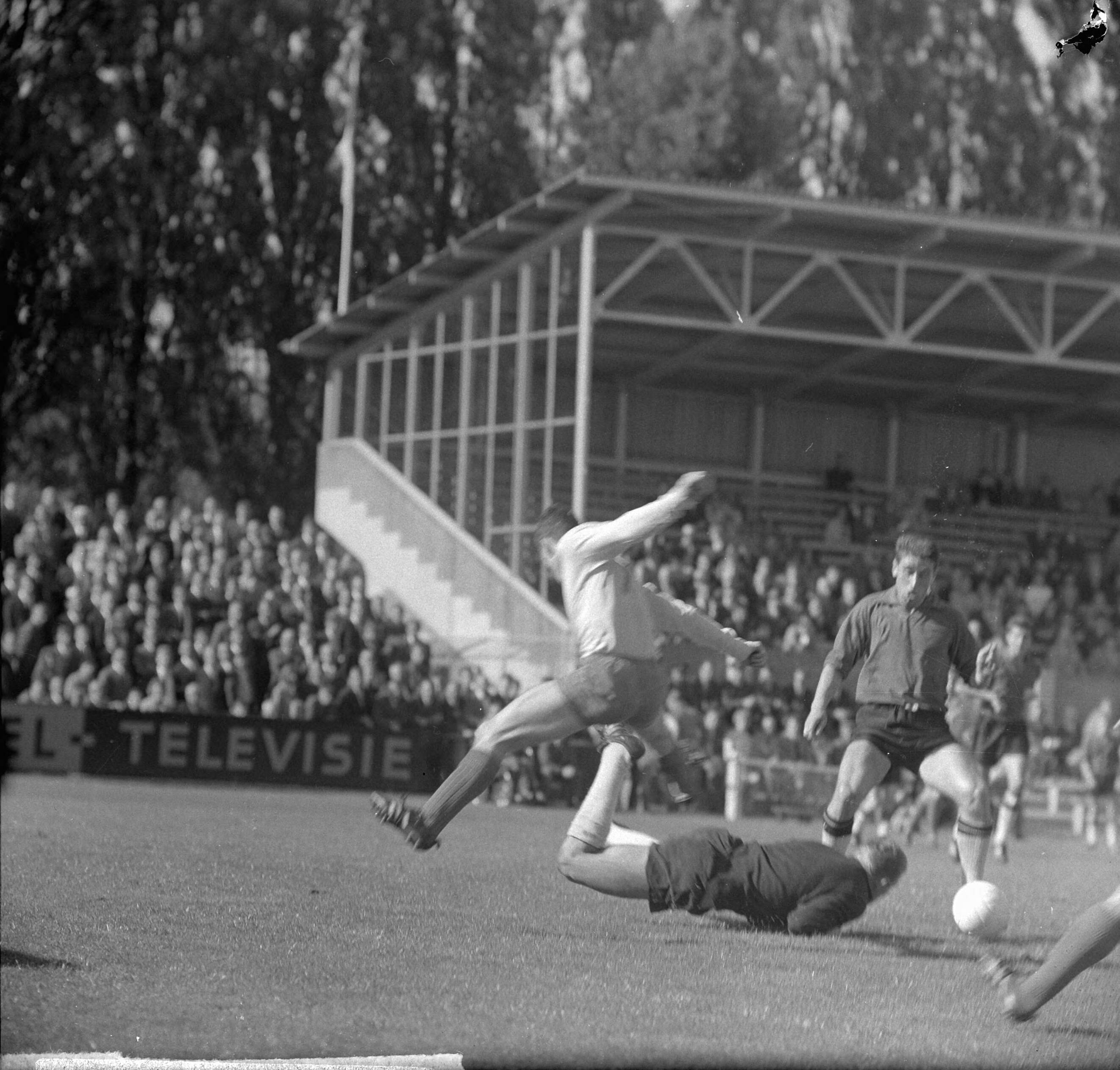 Fotocollectie Anefo — Voetbal. NAC tegen Sittardia 2-2. Spelmoment, op grond keeper Korebits (S) links Gresens (S) rechts Vermeulen (NAC) — Foto: Nijs, Jac. de / Anefo. Licentie: Set B: Rechtenvrij / Publiek Domein. Bron: Nationaal Archief. http://hdl.handle.net/10648/aa78f6ec-d0b4-102d-bcf8-003048976d84
