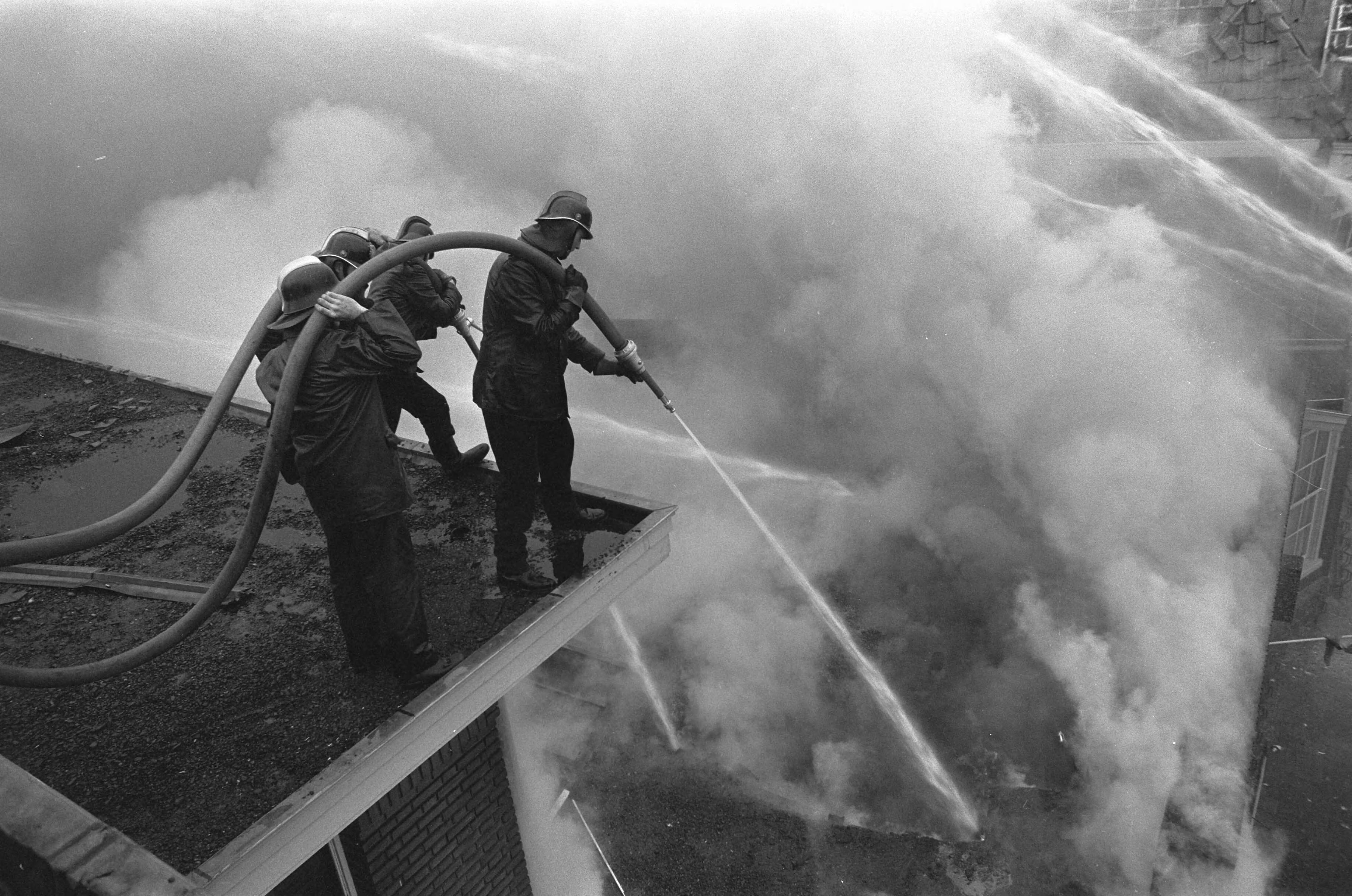 Fotocollectie Anefo — Brand in supermarkt te Haarlem — Foto: Peters, Hans / Anefo. Licentie: Set B: Rechtenvrij / Publiek Domein. Bron: Nationaal Archief. http://hdl.handle.net/10648/ac20d00a-d0b4-102d-bcf8-003048976d84