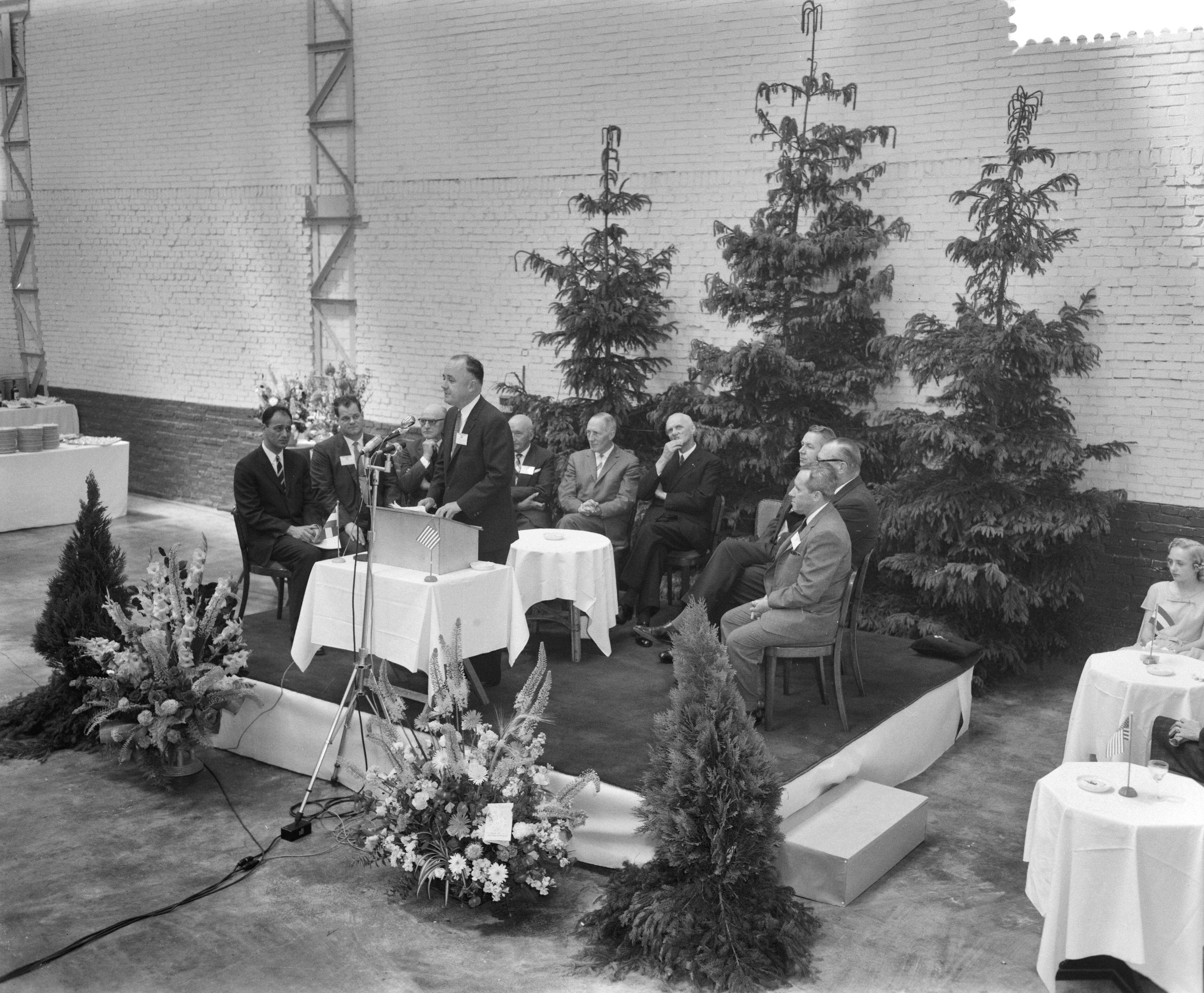 Fotocollectie Anefo — Opening fabriek Rust-Oleum te Haarlem — Foto: Behrens, Herbert F. / Anefo. Licentie: Set B: Rechtenvrij / Publiek Domein. Bron: Nationaal Archief. http://hdl.handle.net/10648/a9b2253a-d0b4-102d-bcf8-003048976d84