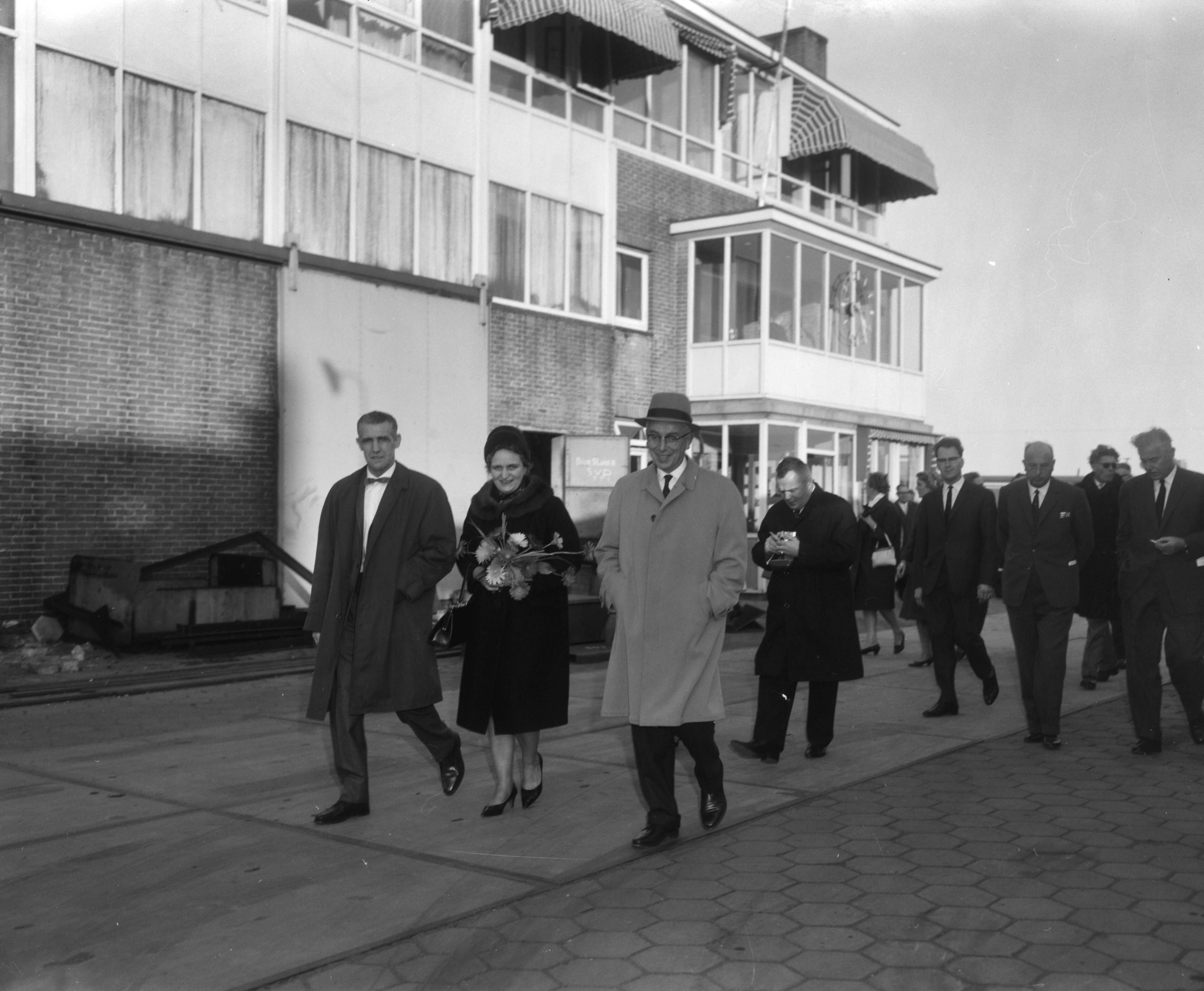 Tewaterlating motorschip "Karin Winther", gebouwd door de Zaanlandse Scheepsbouw Maatschappij te Zaandam, in opdracht van E. Winther, Hellerup, Denemarken — Zaandam|Noord-Holland|tewaterlatingen |plechtigheden|Zaanlandse Scheepsbouw Maatschappij |Karin Winther — Foto: Bilsen, Joop van / Anefo. Licentie: Set B: Rechtenvrij / Publiek Domein. Bron: Nationaal Archief. http://hdl.handle.net/10648/aac81894-d0b4-102d-bcf8-003048976d84