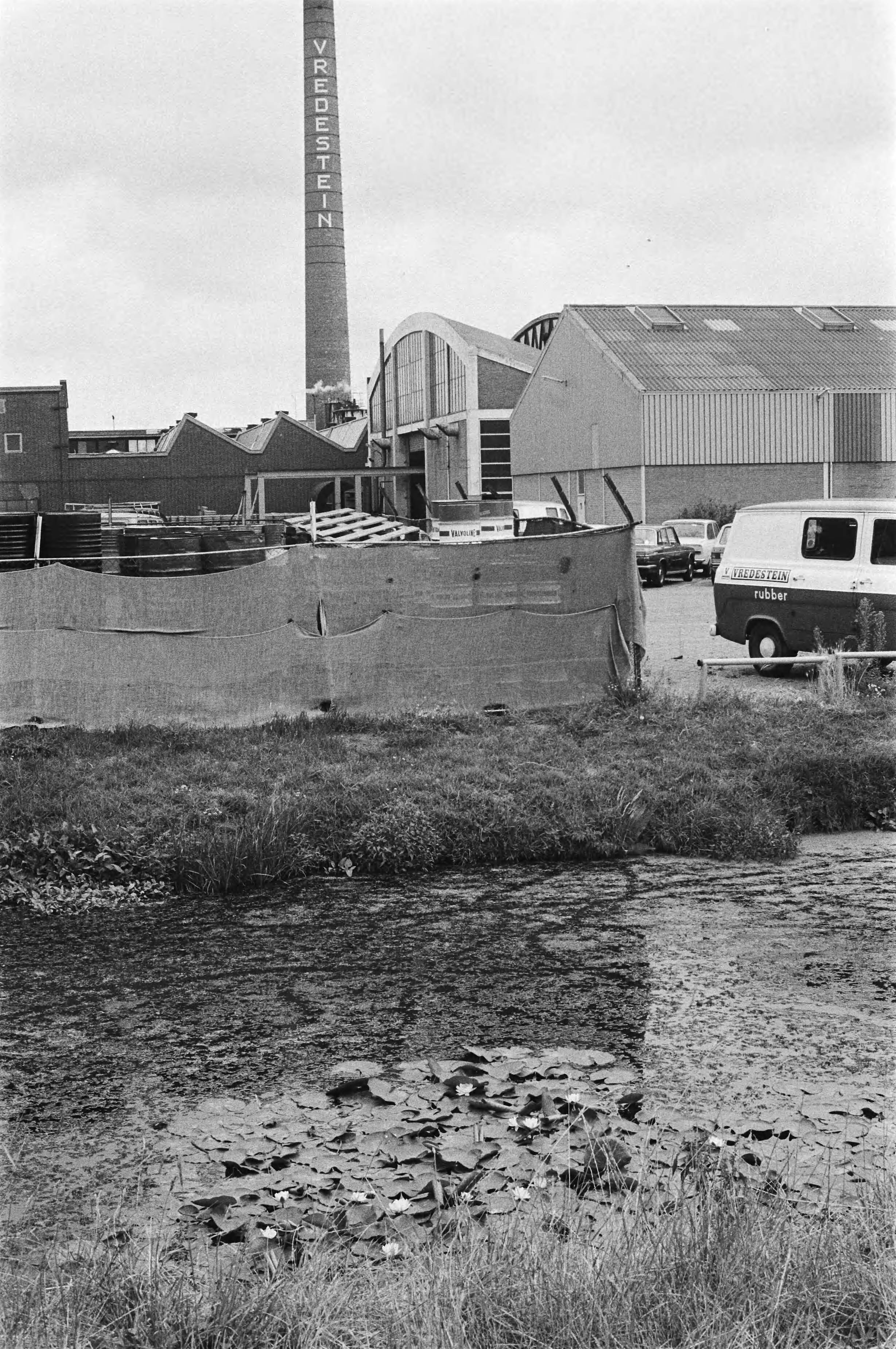 Fotocollectie Anefo — Bandenfabriek "Vredestein" in Loosduinen met sluiting bedreigd, exterieur — Foto: Mieremet, Rob / Anefo. Licentie: Set B: Rechtenvrij / Publiek Domein. Bron: Nationaal Archief. http://hdl.handle.net/10648/ac888bc8-d0b4-102d-bcf8-003048976d84