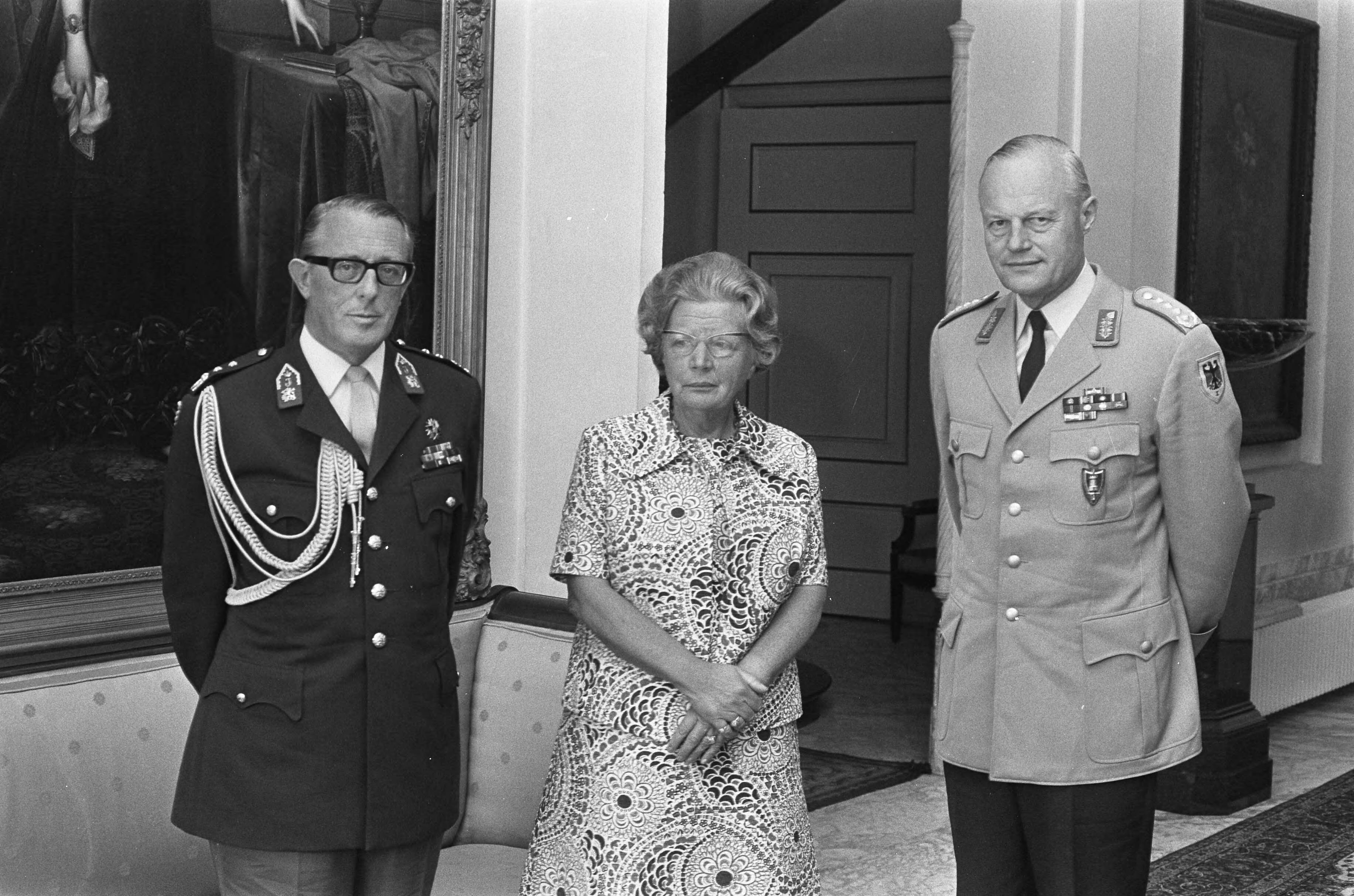 Fotocollectie Anefo — koningin Juliana ontvangt op paleis Soestdijk Generaal Bennecke, opperbevelhebber van AFCENT, links Generaal W. van Rijn — Foto: Verhoeff, Bert / Anefo. Licentie: Set B: Rechtenvrij / Publiek Domein. Bron: Nationaal Archief. http://hdl.handle.net/10648/ac3598f0-d0b4-102d-bcf8-003048976d84