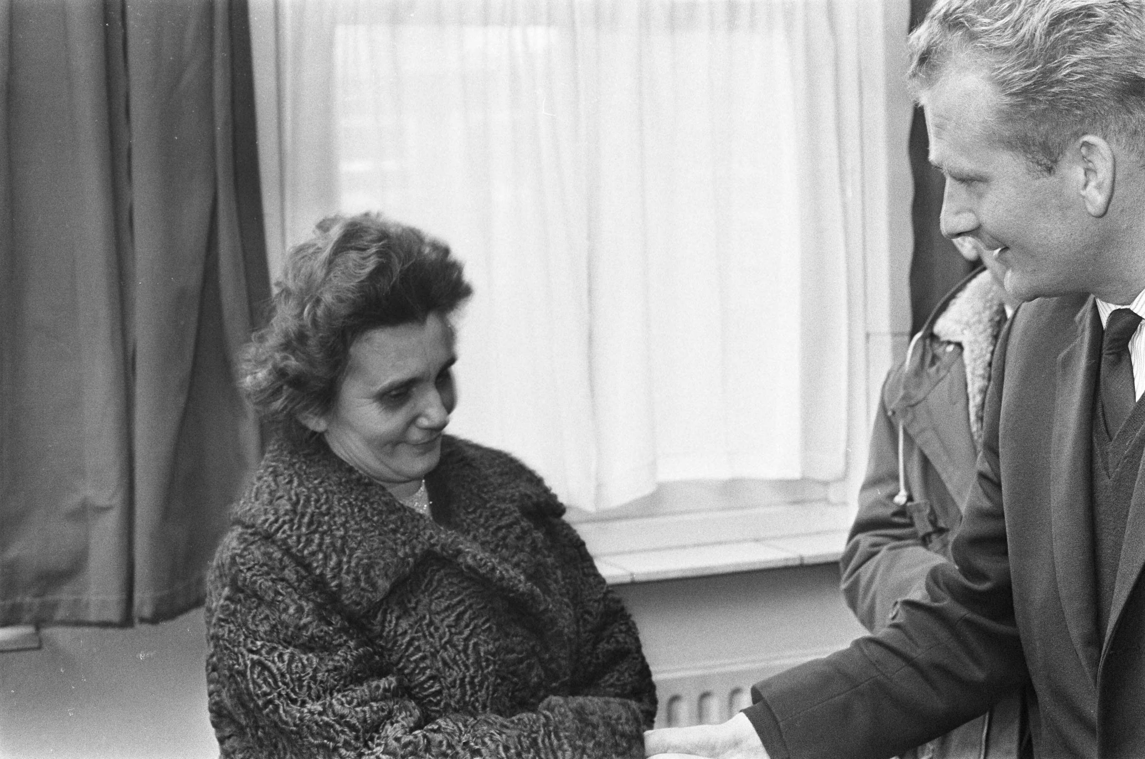 Fotocollectie Anefo — Kampbeul Kotälla getrouwd, mevrouw Kotälla (geboren Somal) tijdens persconferentie — Foto: Kroon, Ron / Anefo. Licentie: Set B: Rechtenvrij / Publiek Domein. Bron: Nationaal Archief. http://hdl.handle.net/10648/ab09d874-d0b4-102d-bcf8-003048976d84