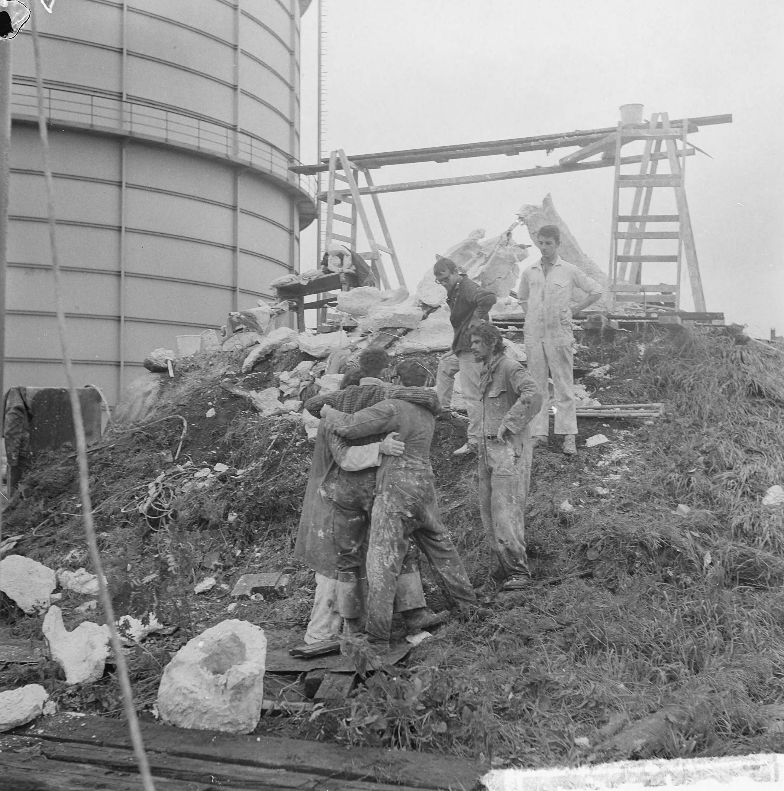 Fotocollectie Anefo — Drama om beeld in Zaandam van beeldhouwer Slavomir Miletic. De gewonde fotograaf wordt weggedragen — Foto: Nijs, Jac. de / Anefo. Licentie: Set B: Rechtenvrij / Publiek Domein. Bron: Nationaal Archief. http://hdl.handle.net/10648/aa3b2222-d0b4-102d-bcf8-003048976d84