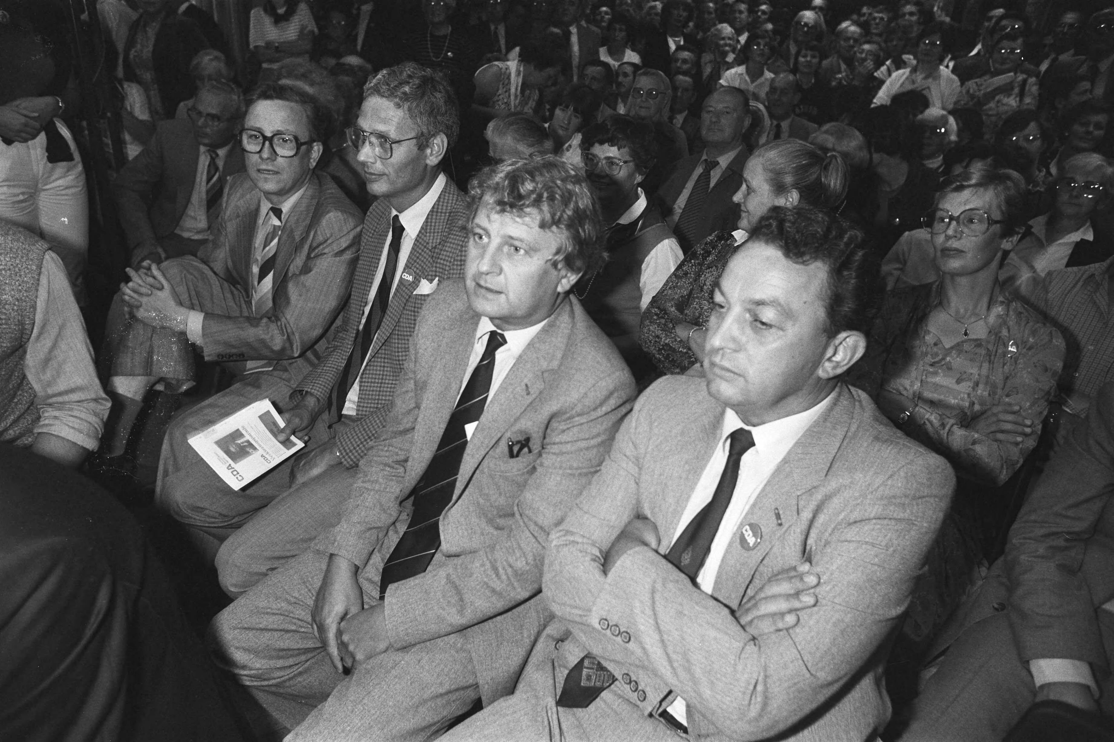 Fotocollectie Anefo — CDA-verkiezingscampagne in Gemeenschapshuis Den Domp in Haaren met uitreiking Tyl Uylenspiegelprijs aan Van Agt door jongeren CVP — Foto: Croes, Rob C. / Anefo. Licentie: Set B: Rechtenvrij / Publiek Domein. Bron: Nationaal Archief. http://hdl.handle.net/10648/ad1d3a34-d0b4-102d-bcf8-003048976d84