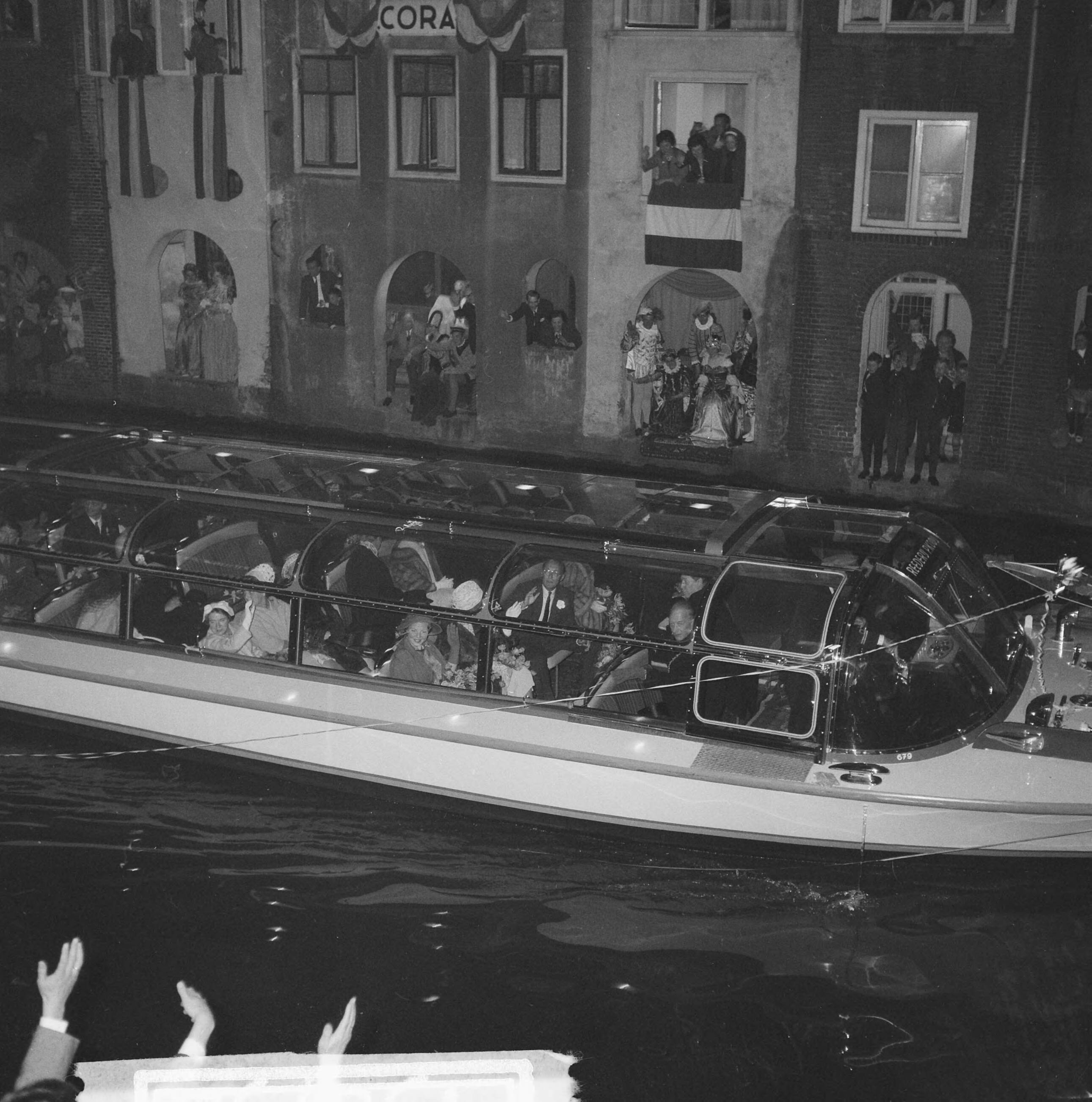 Koninklijk bezoek aan Utrecht (1962) — Koninklijk bezoek aan Utrecht — Foto: Merk, Ben / Anefo. Licentie: Set B: Rechtenvrij / Publiek Domein. Bron: Nationaal Archief. http://hdl.handle.net/10648/aa06a2a4-d0b4-102d-bcf8-003048976d84