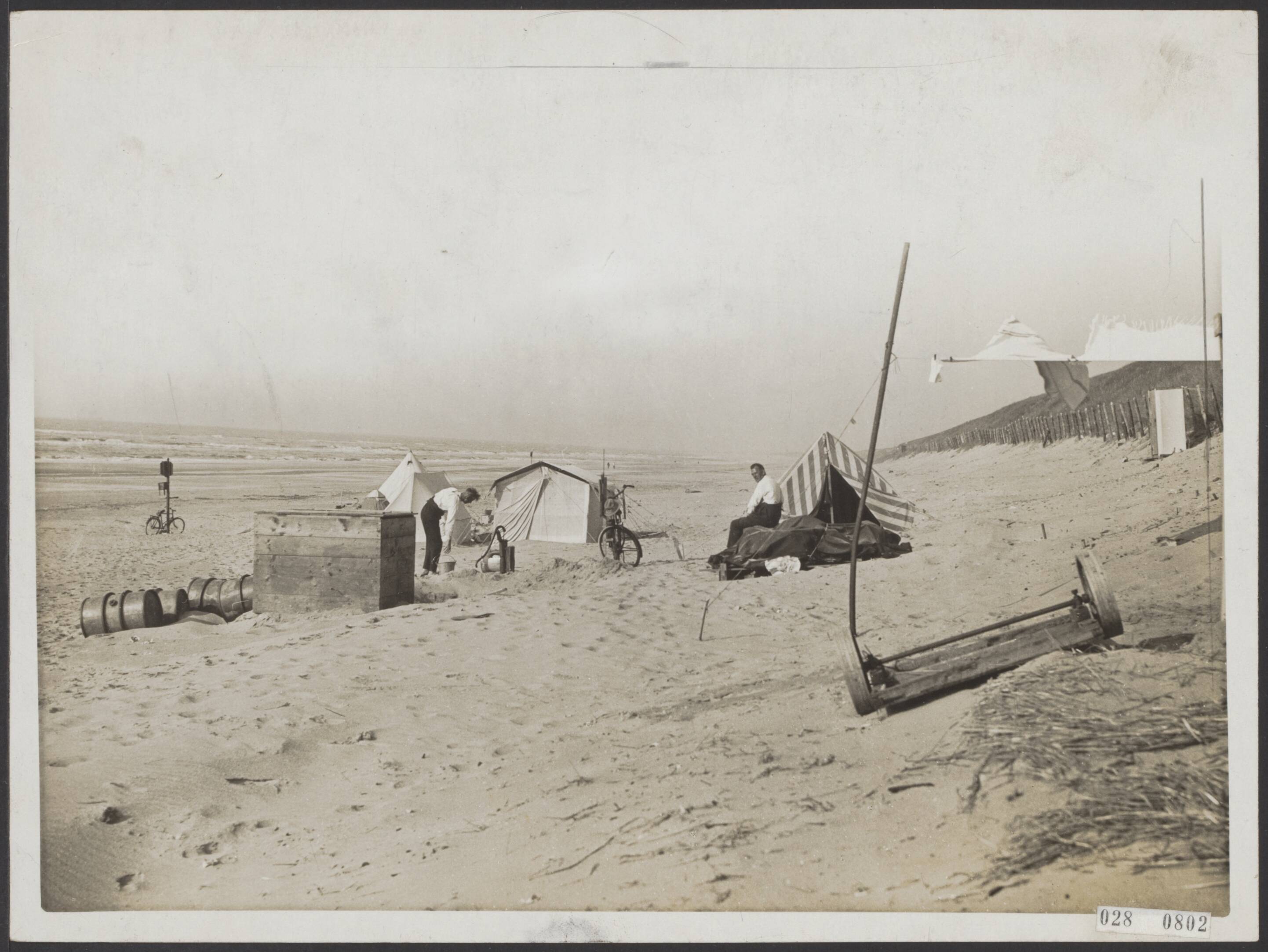 Fotocollectie Elsevier Binnenland — Bijschrift "als eenzamen op een eiland zitten de laatste tentbewoners op het Bloemendaalse strand de laatste zomerse dagen af te wachten — Foto: N.V. Polygoon. Licentie: Set B: Rechtenvrij / Publiek Domein. Bron: Nationaal Archief. http://hdl.handle.net/10648/addee4a4-d0b4-102d-bcf8-003048976d84