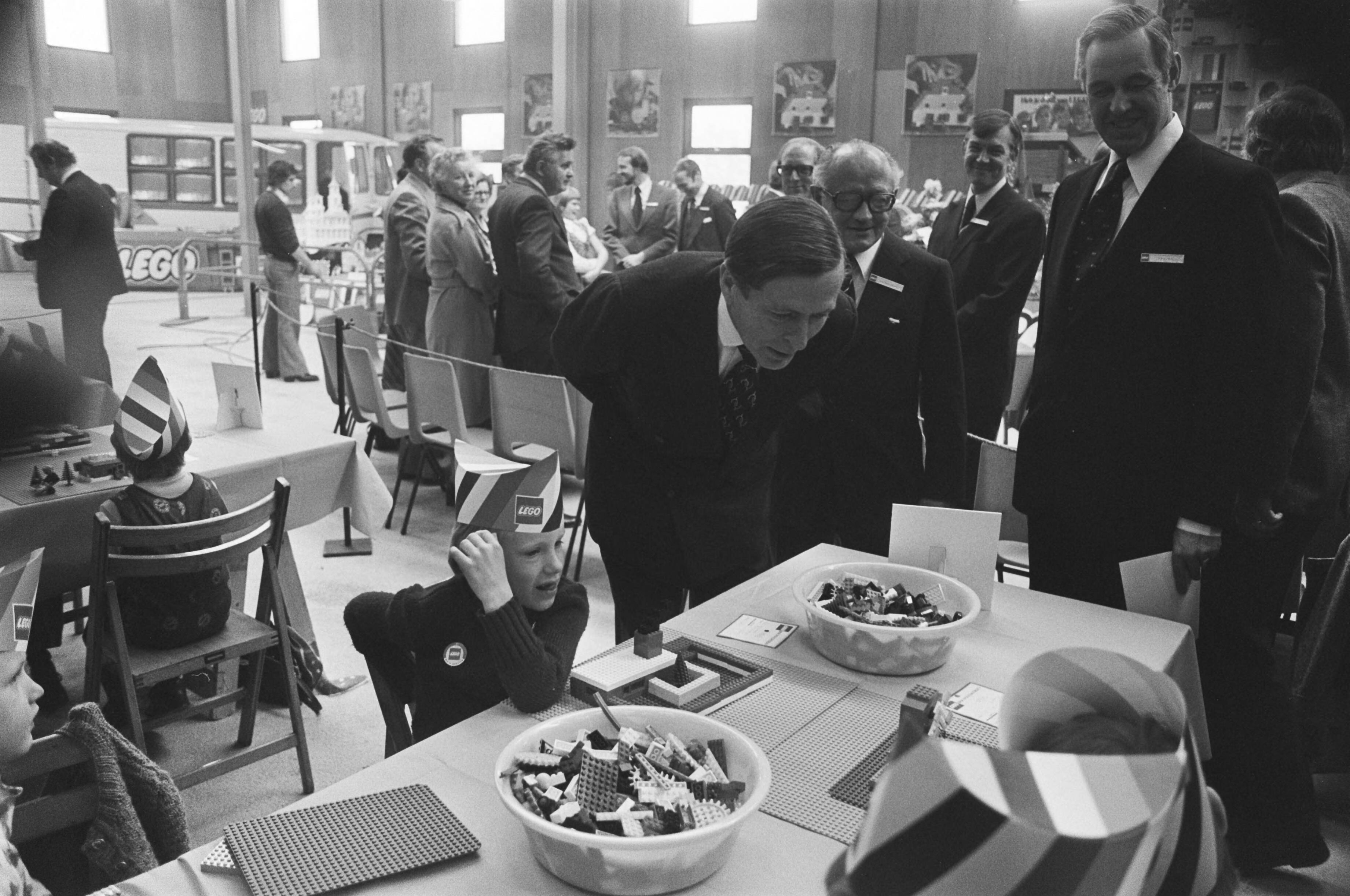 Fotocollectie Anefo — Prins Claus opent Lego Nederland in Grootegast te Groningen — Foto: Bogaerts, Rob / Anefo. Licentie: Set B: Rechtenvrij / Publiek Domein. Bron: Nationaal Archief. http://hdl.handle.net/10648/ac7f89ec-d0b4-102d-bcf8-003048976d84