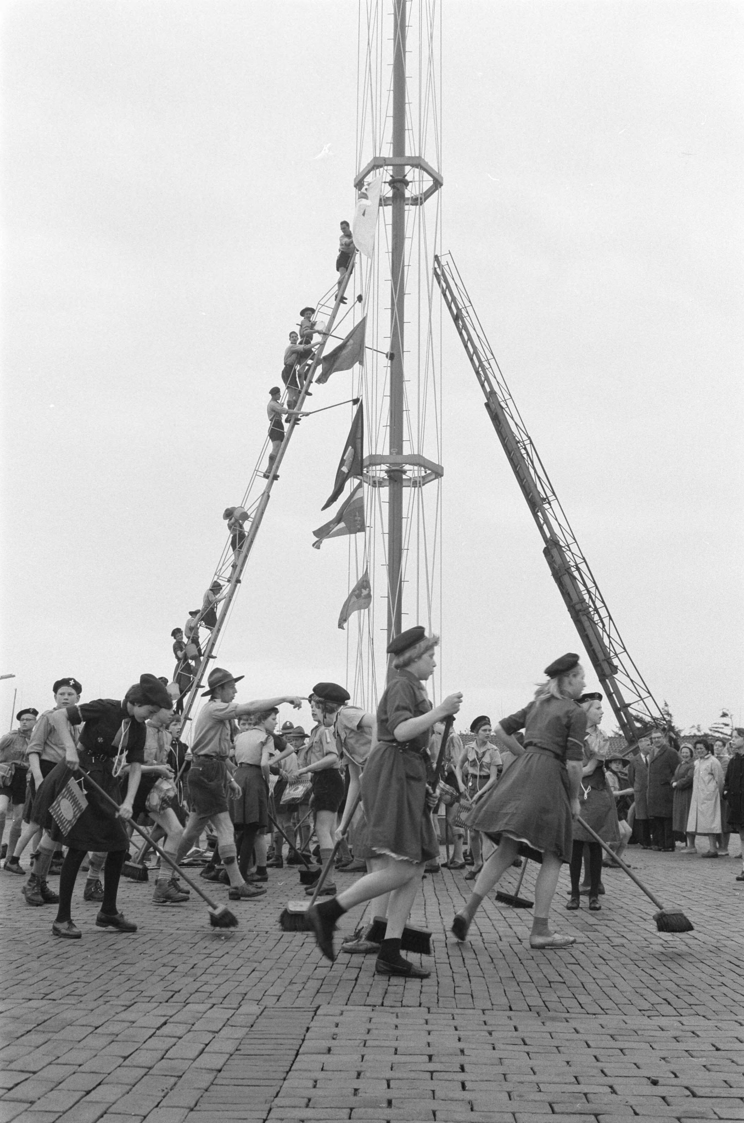 Fotocollectie Anefo — Start "Heitje voor een Karweitje" te Hilversum. Schoonmaken omgeving Expohal. Ook de 30 meter hoge Expo-mast wordt beklommen — Foto: Pot, Harry / Anefo. Licentie: Set B: Rechtenvrij / Publiek Domein. Bron: Nationaal Archief. http://hdl.handle.net/10648/a9cfddf0-d0b4-102d-bcf8-003048976d84