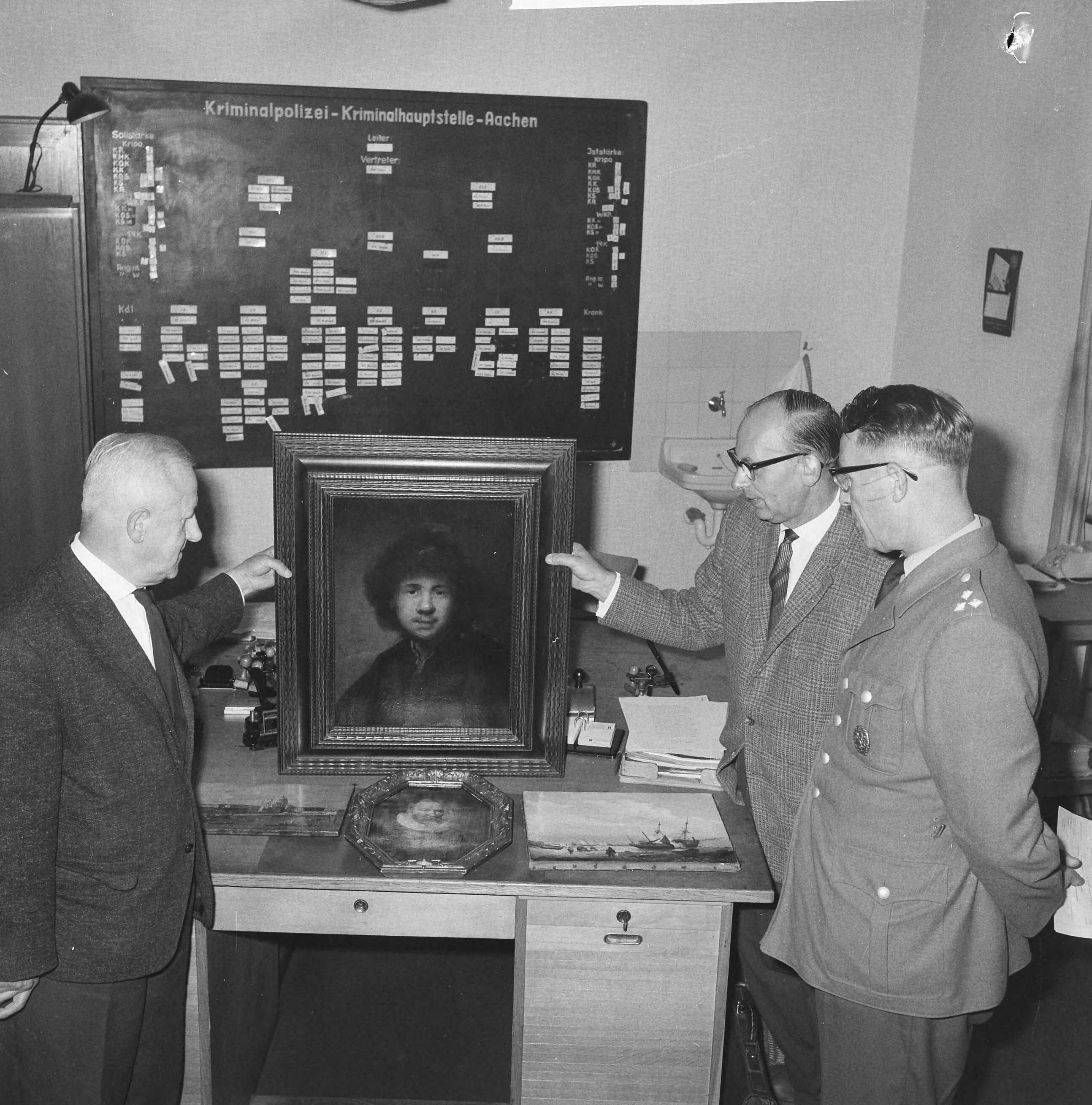 Fotocollectie Anefo — Schilderijendiefstal in Aerdenhout (Rembrandt) — Foto: Nijs, Jac. de / Anefo. Licentie: Set B: Rechtenvrij / Publiek Domein. Bron: Nationaal Archief. http://hdl.handle.net/10648/aa133d02-d0b4-102d-bcf8-003048976d84