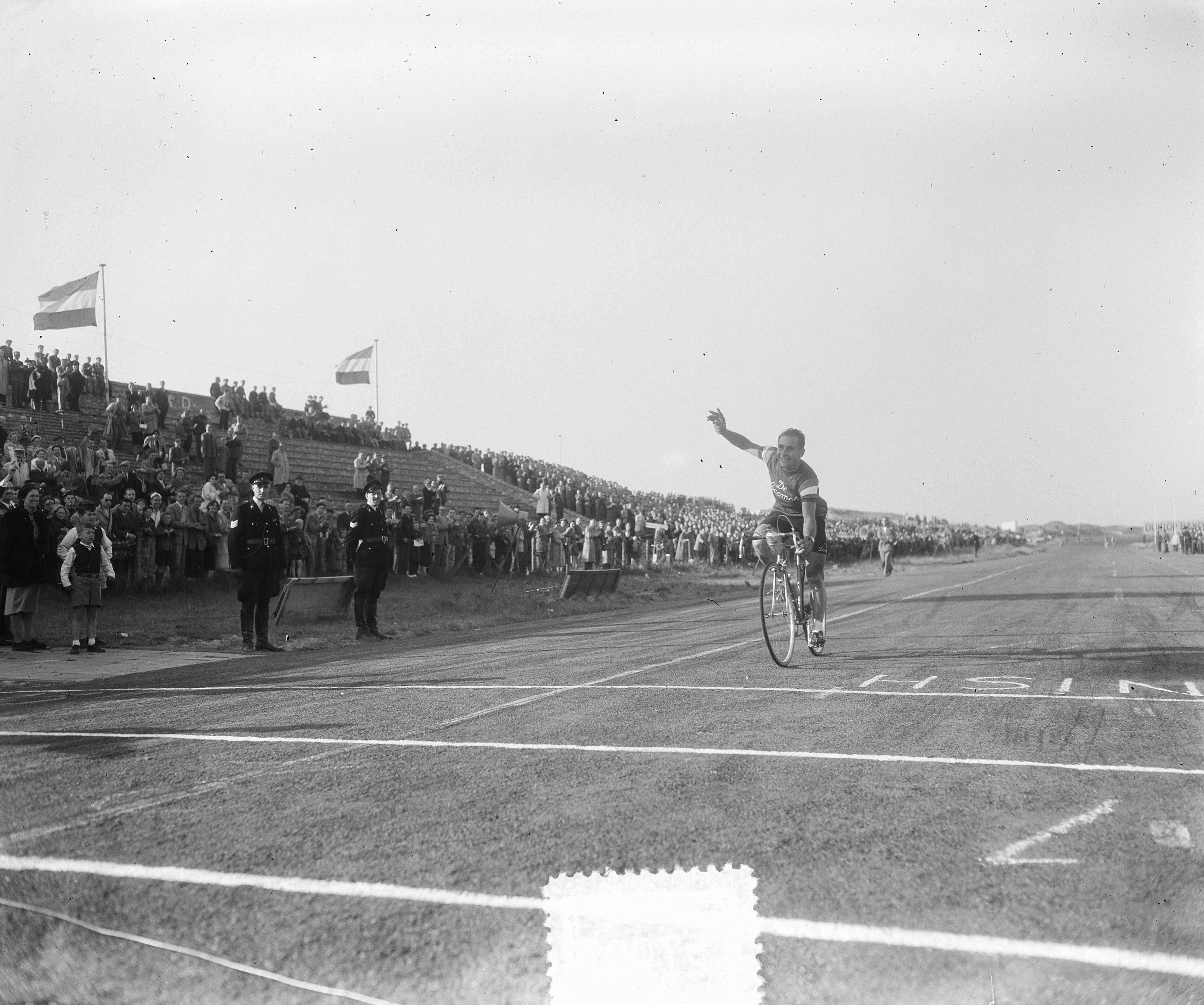 Fotocollectie Anefo — Wielerfestijn op Circuit van Zandvoort ter gelegenheid va KNWU-jubileum. Winnaar Wim van Est — Foto: Pot, Harry / Anefo. Licentie: Set B: Rechtenvrij / Publiek Domein. Bron: Nationaal Archief. http://hdl.handle.net/10648/a90b53fe-d0b4-102d-bcf8-003048976d84