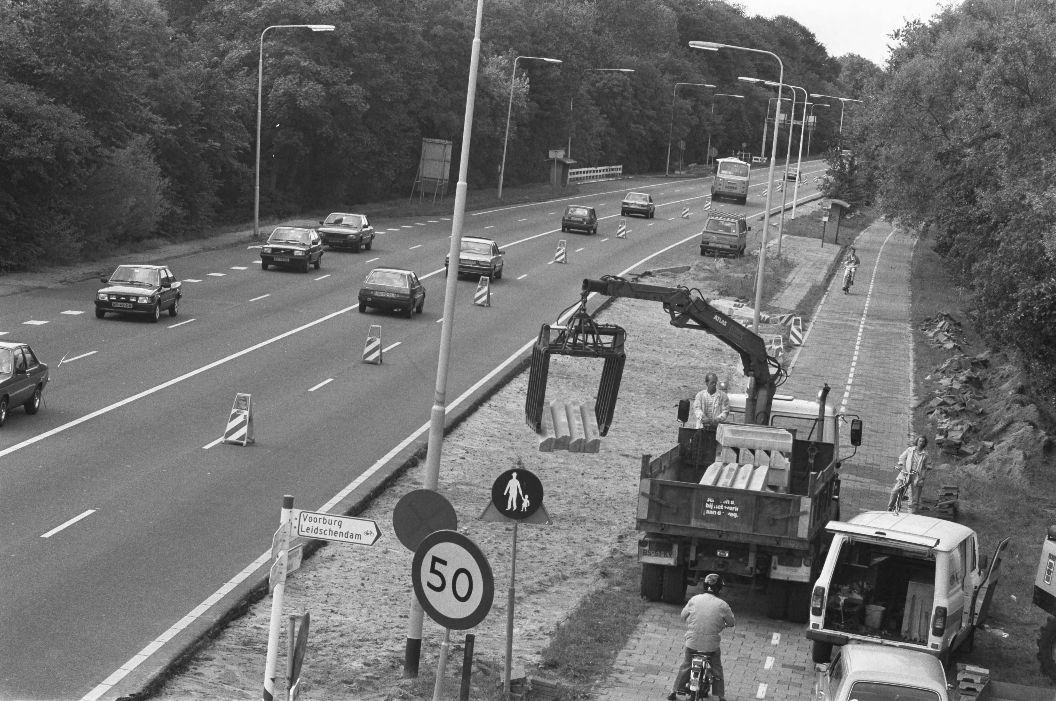 Fotocollectie Anefo — Werkzaamheden aan verbreding A44 Wassenaar Den Haag / negatiefsrook — Foto: Bogaerts, Rob / Anefo. Licentie: Set B: Rechtenvrij / Publiek Domein. Bron: Nationaal Archief. http://hdl.handle.net/10648/ad6c8f94-d0b4-102d-bcf8-003048976d84