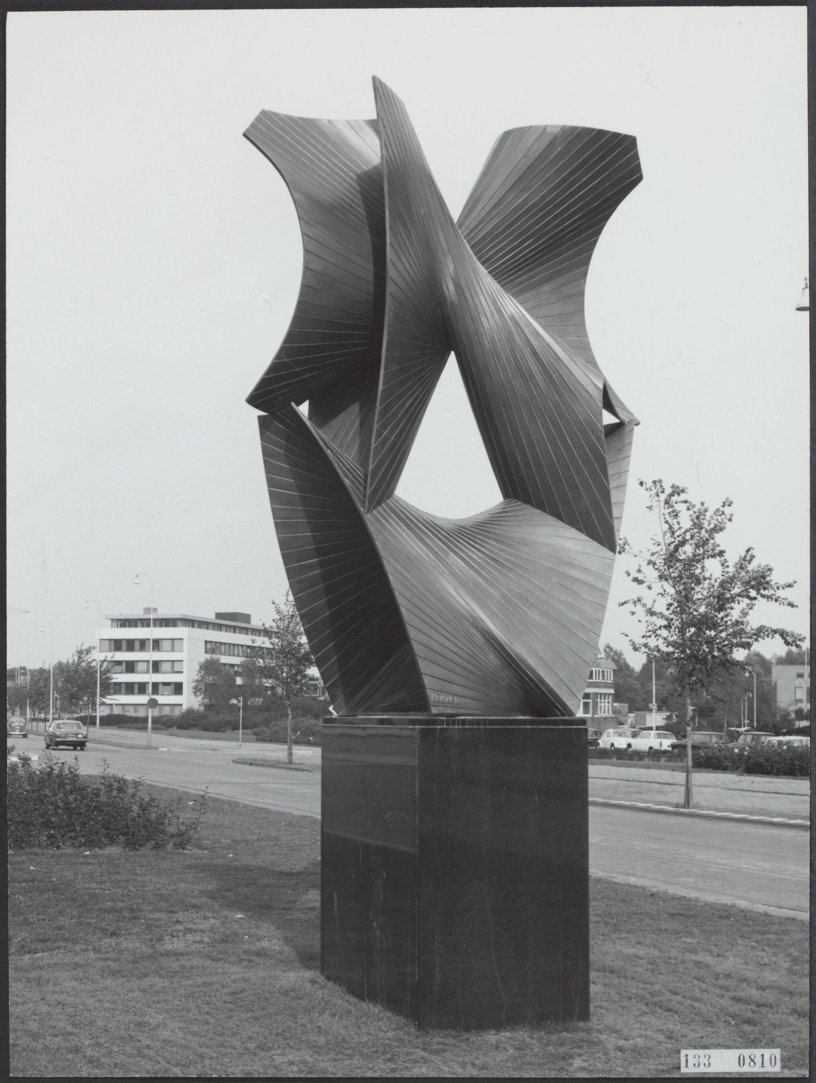 Fotocollectie Rijksvoorlichtingsdienst Eigen — Den Haag. Johan de Wittlaan: sculptuur van Peosner — Foto: Fotodienst Gemeente Den Haag. Licentie: Set B: Rechtenvrij / Publiek Domein. Bron: Nationaal Archief. http://hdl.handle.net/10648/af5a9b84-d0b4-102d-bcf8-003048976d84