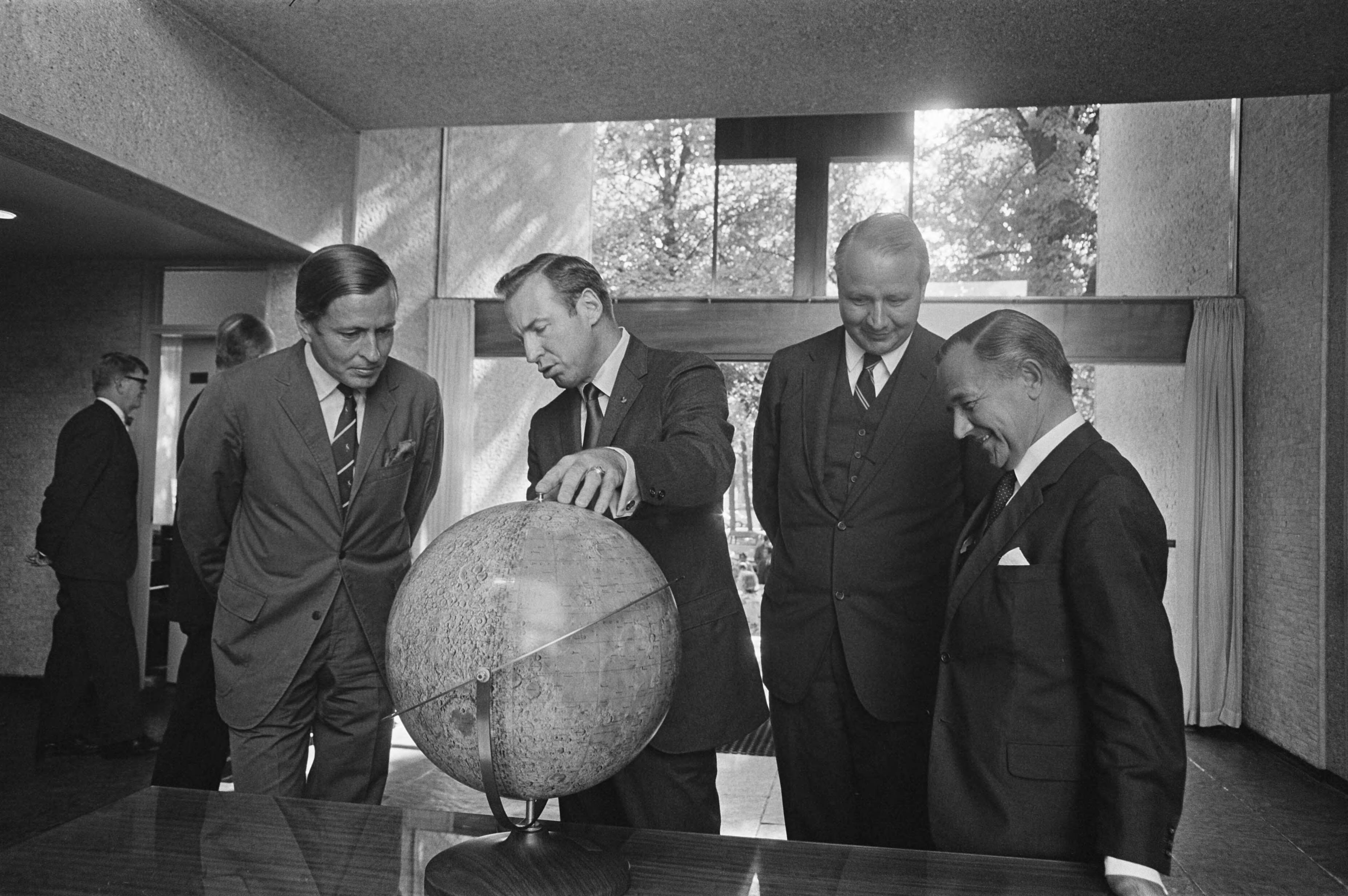 Fotocollectie Anefo — Z. K. H. Pr. Claus bij ontvangst. Amerikaanse astronaut James Lovell op Amerikaanse ambassade te Den Haag : Z. K. H. Pr. Claus bij ontvangst. v.l.n.r. — Foto: Evers, Joost / Anefo. Licentie: Set B: Rechtenvrij / Publiek Domein. Bron: Nationaal Archief. http://hdl.handle.net/10648/ab77037c-d0b4-102d-bcf8-003048976d84