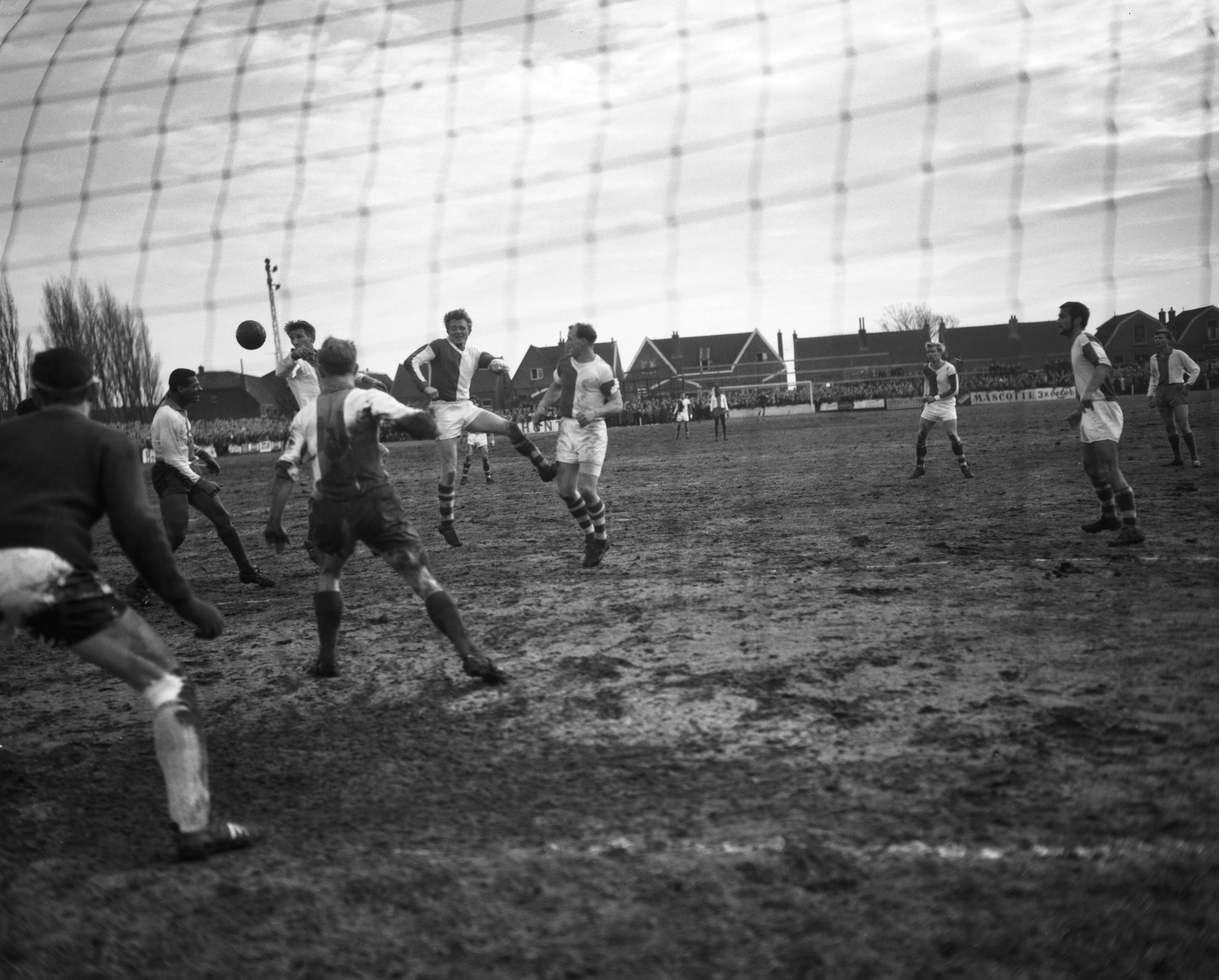 Fotocollectie Anefo — Voetbal. ZFC tegen Elinkwijk 1-2. Spelmoment voor het doel van Elinkwijk. In de lucht koppend Loek Kragten (Elinkwijk) — Foto: Bilsen, Joop van / Anefo. Licentie: Set B: Rechtenvrij / Publiek Domein. Bron: Nationaal Archief. http://hdl.handle.net/10648/a9f74c6e-d0b4-102d-bcf8-003048976d84