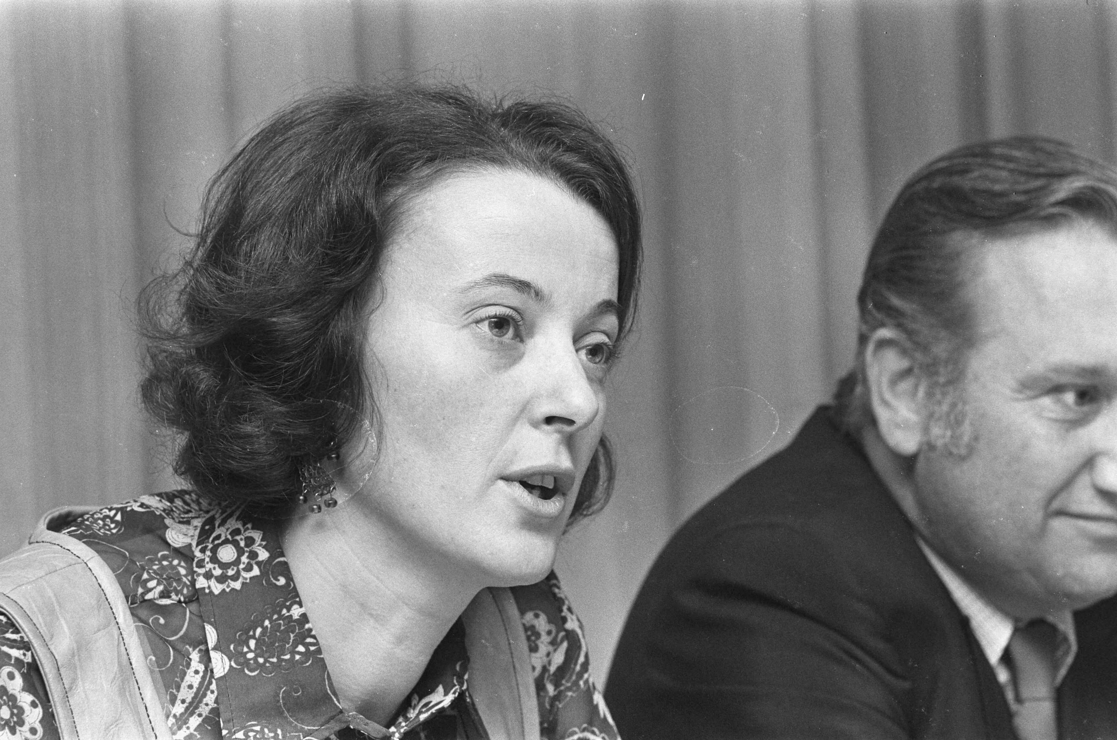 Fotocollectie Anefo — Gemeenschappelijk ontwerpregeringsprogramma PvdA, D66, PPR; toelichting in Nieuwspoort, Den Haag ; mevrouw K. van der Kaaden (D66) — Foto: Evers, Joost / Anefo. Licentie: Set B: Rechtenvrij / Publiek Domein. Bron: Nationaal Archief. http://hdl.handle.net/10648/abb4ebc4-d0b4-102d-bcf8-003048976d84