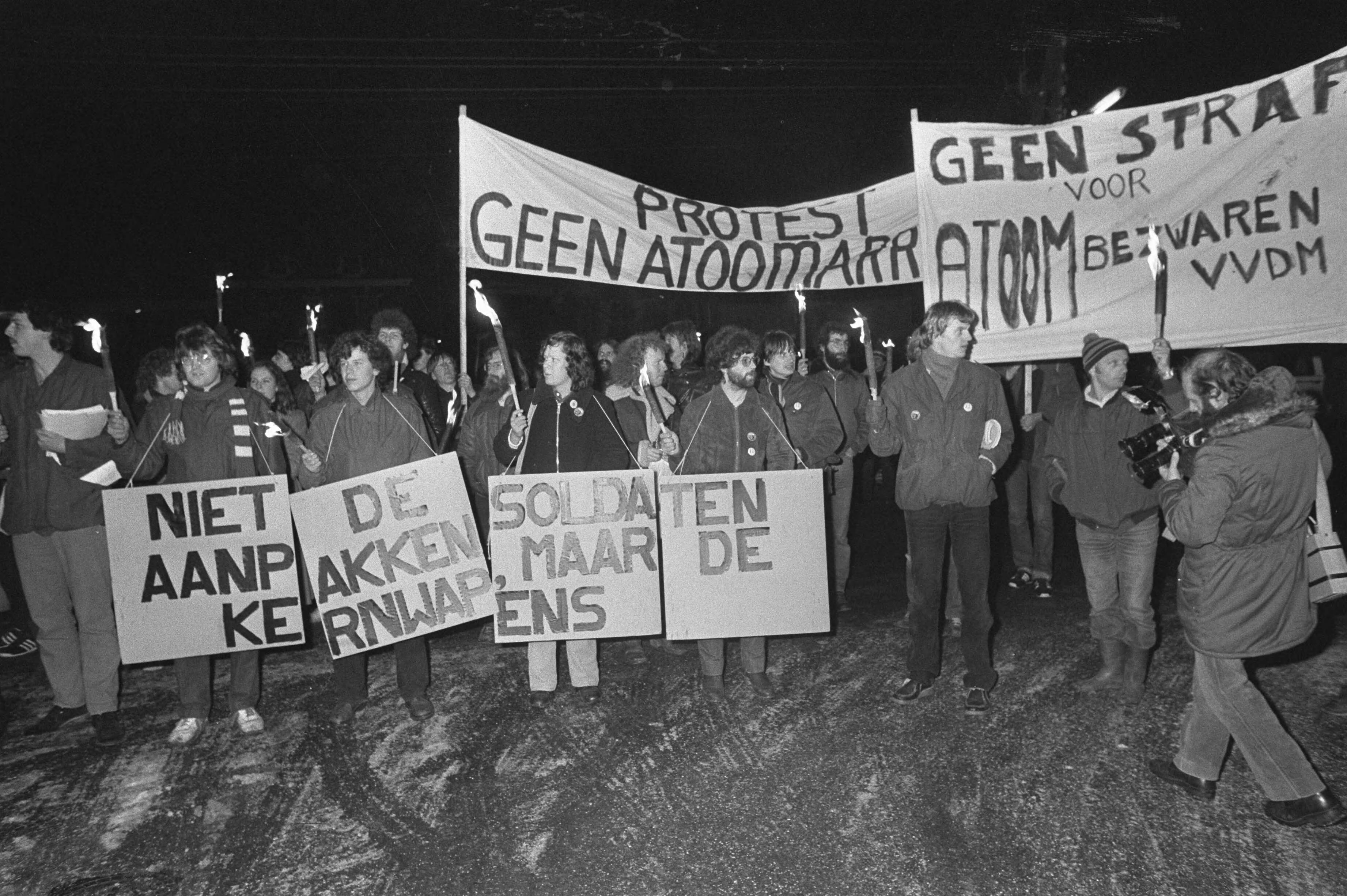 Fotocollectie Anefo — Demonstratie voor de militaire gevangenis te Nieuwersluis voor gestrafte militairen die weigerden atoomwapens te bewaken — Foto: Dijk, Hans van / Anefo. Licentie: Set B: Rechtenvrij / Publiek Domein. Bron: Nationaal Archief. http://hdl.handle.net/10648/ad0ad588-d0b4-102d-bcf8-003048976d84