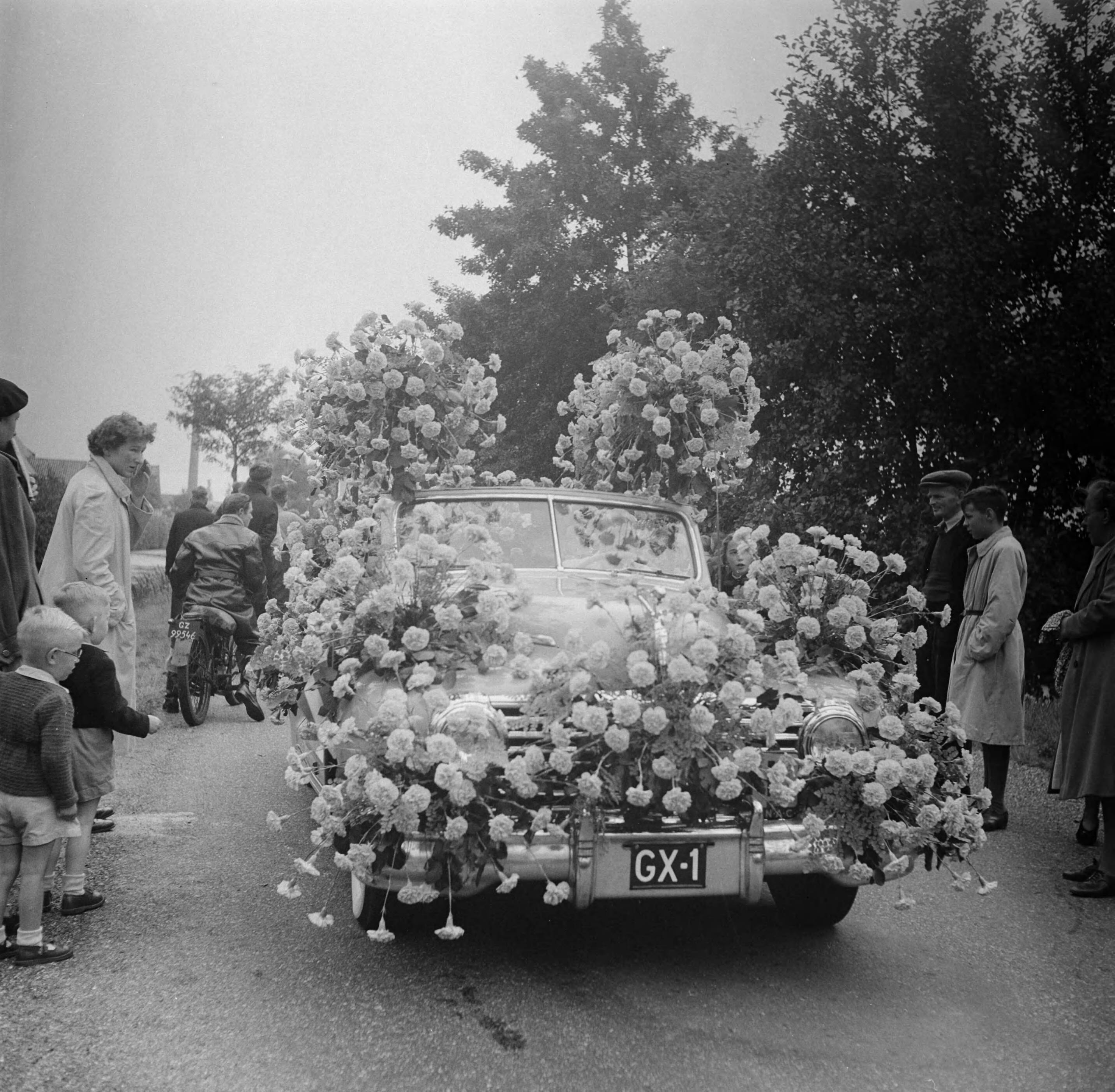Fotocollectie Anefo — Bloemencorso Aalsmeer — Foto: Pot, Harry / Anefo. Licentie: Set B: Rechtenvrij / Publiek Domein. Bron: Nationaal Archief. http://hdl.handle.net/10648/a8deb74a-d0b4-102d-bcf8-003048976d84