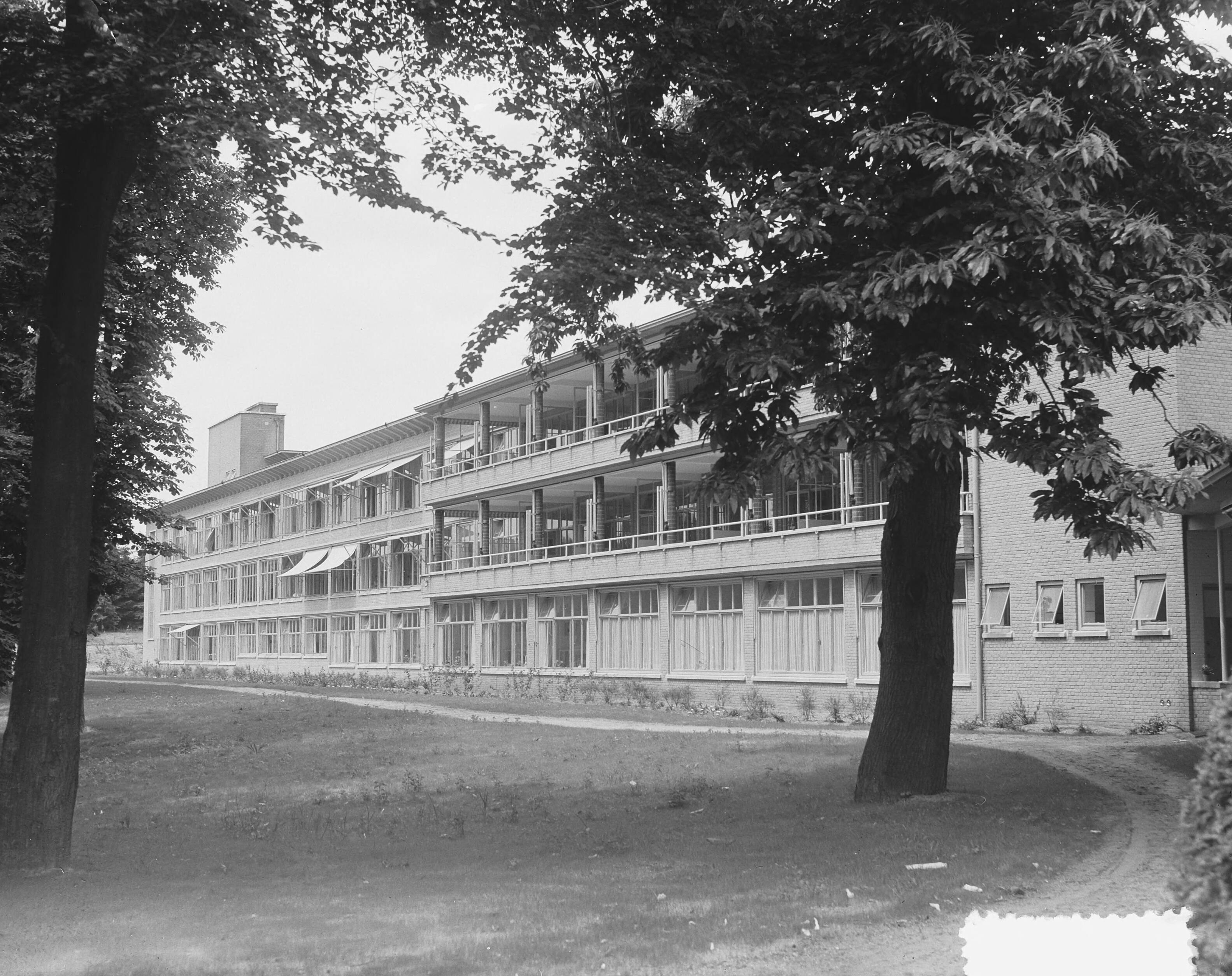 Studenten Sanatorium te Laren — Studenten Sanatorium te Laren. Het nieuwe gebouw, architect ir. J. van der Linden — Foto: Consenheim, Wim / Anefo. Licentie: Set B: Rechtenvrij / Publiek Domein. Bron: Nationaal Archief. http://hdl.handle.net/10648/a8fb8f64-d0b4-102d-bcf8-003048976d84