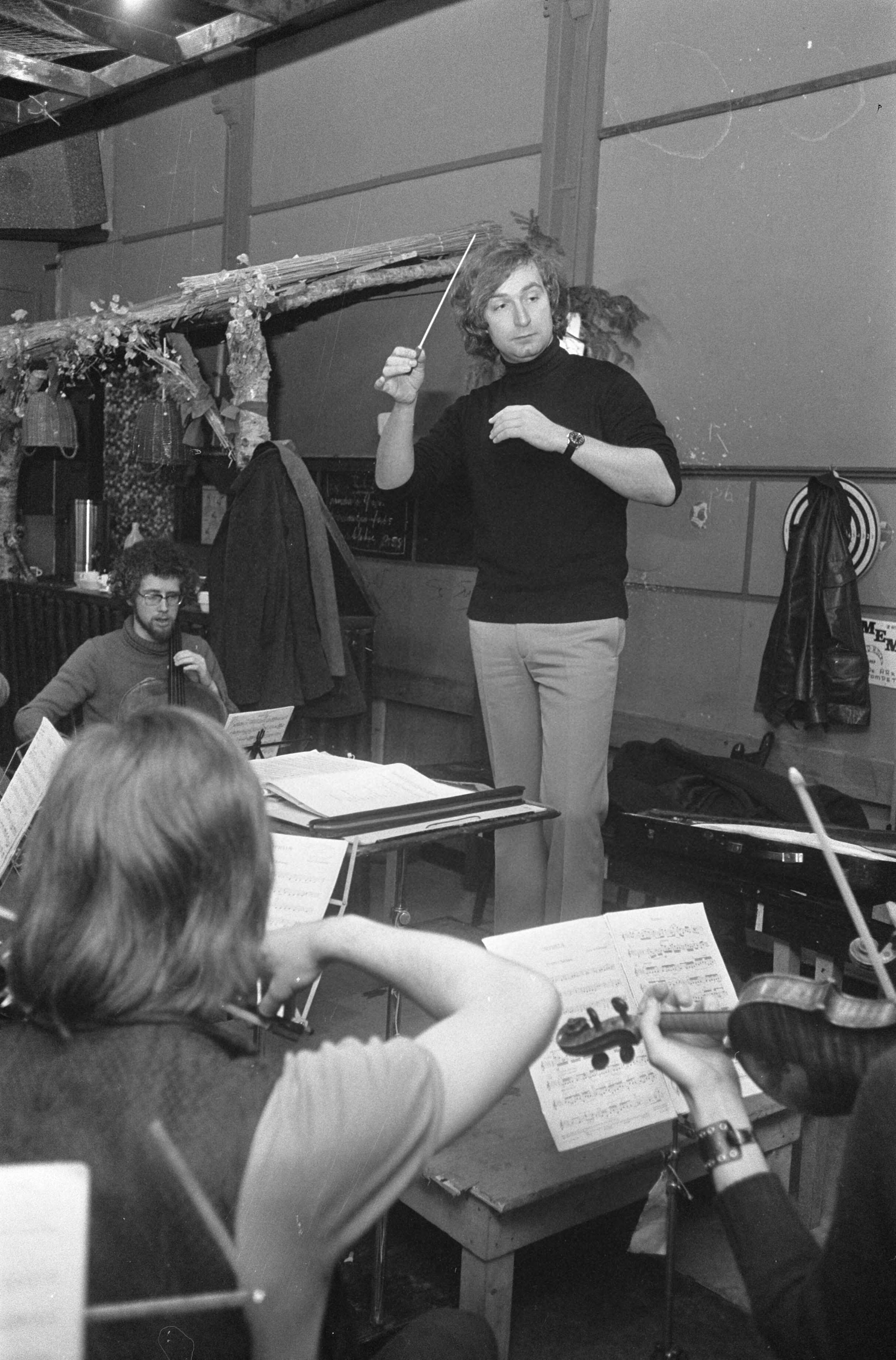Het Nederlandse Studenten Orkest repeteert in Bergen o.l.v. Maarten Smit — Dirigent Maarten Smit — Foto: Fotograaf Onbekend / Anefo. Licentie: Set B: Rechtenvrij / Publiek Domein. Bron: Nationaal Archief. http://hdl.handle.net/10648/ac408670-d0b4-102d-bcf8-003048976d84
