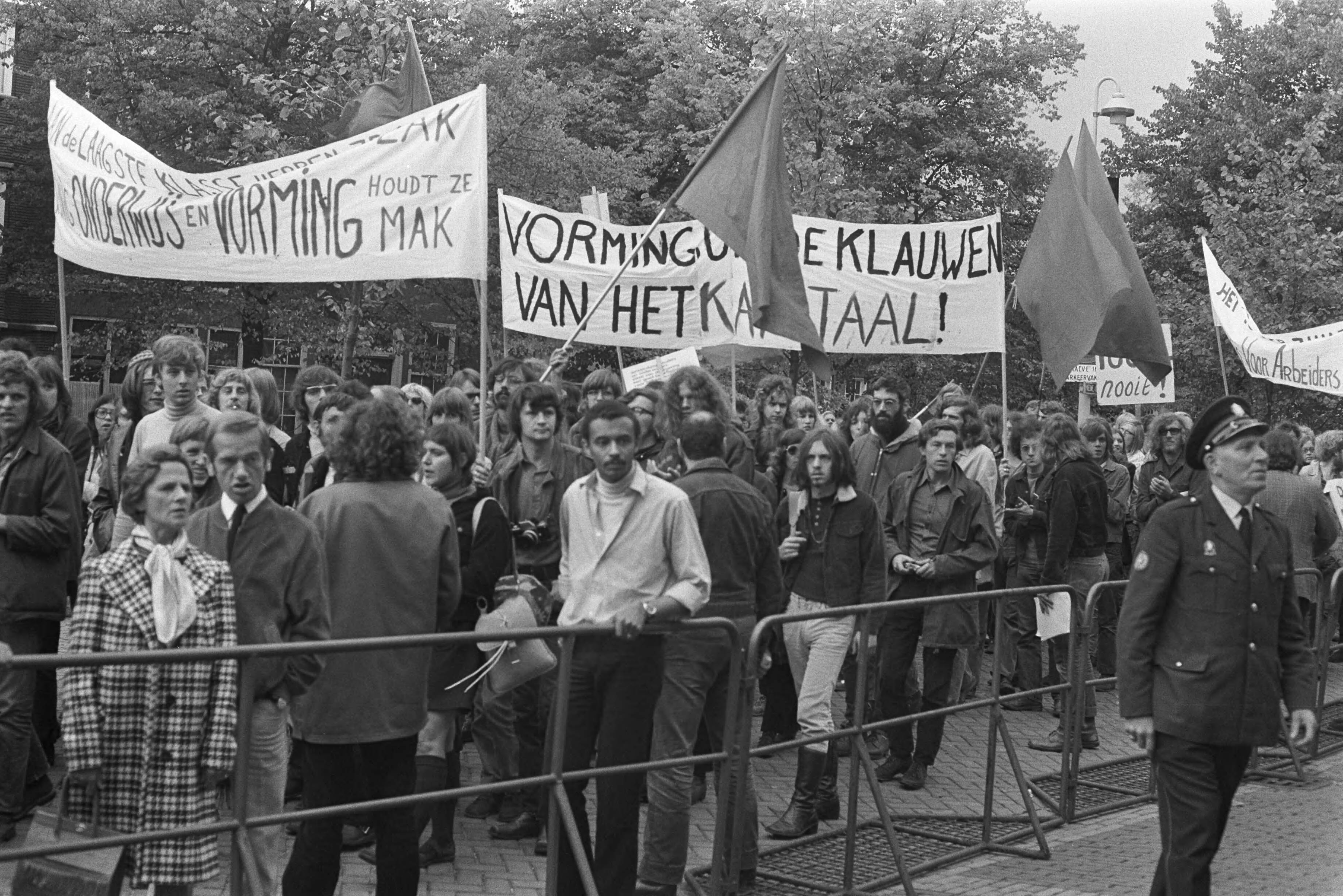 Fotocollectie Anefo — Demonstratie tegen onderwijsbeleid van kabinet Biesheuvel in Den Haag — Foto: Peters, Hans / Anefo. Licentie: Set B: Rechtenvrij / Publiek Domein. Bron: Nationaal Archief. http://hdl.handle.net/10648/abd053d2-d0b4-102d-bcf8-003048976d84