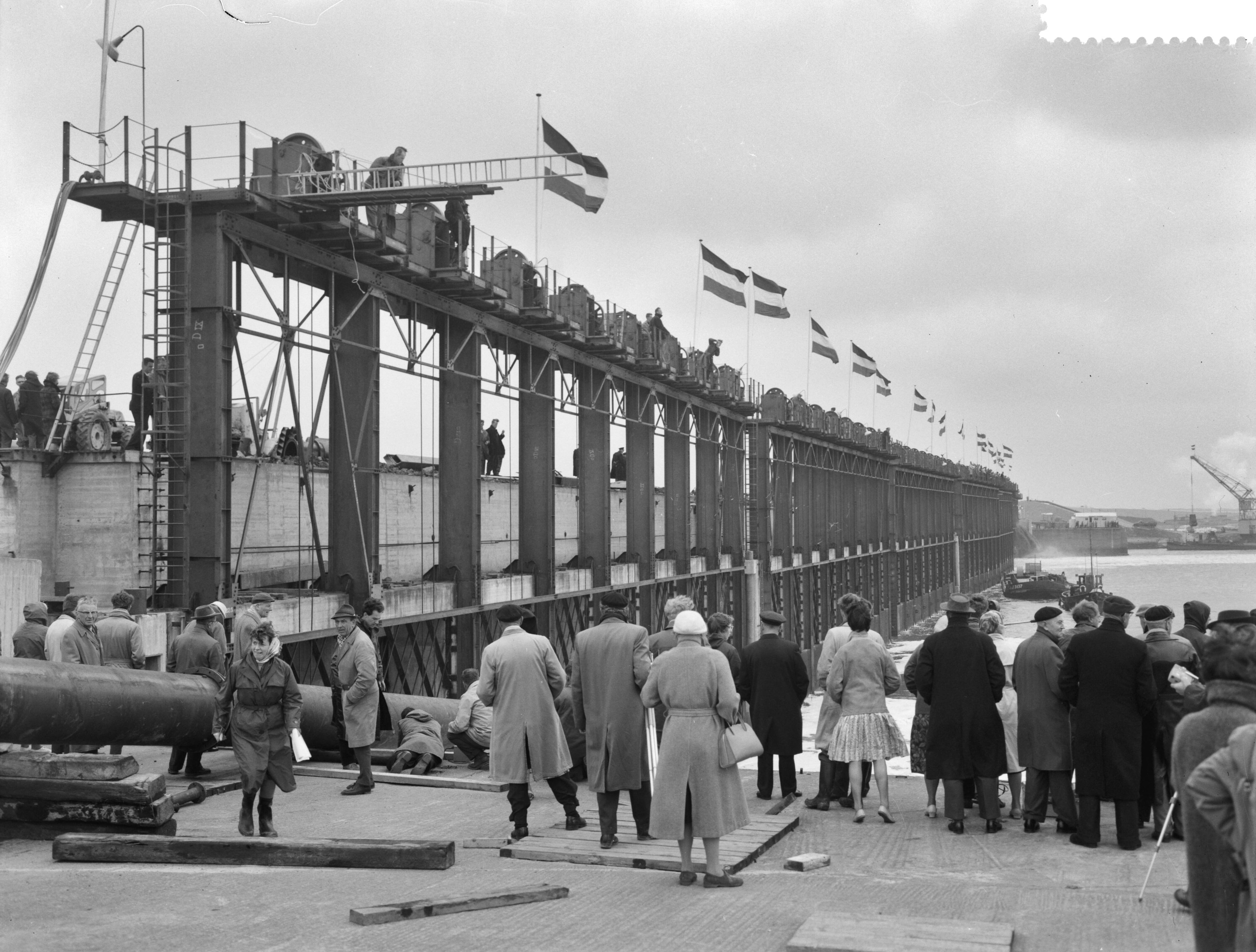 Fotocollectie Anefo — Definitieve sluiting van het Veerse Gat — Foto: Rossem, Wim van / Anefo. Licentie: Set B: Rechtenvrij / Publiek Domein. Bron: Nationaal Archief. http://hdl.handle.net/10648/a9d31c4a-d0b4-102d-bcf8-003048976d84