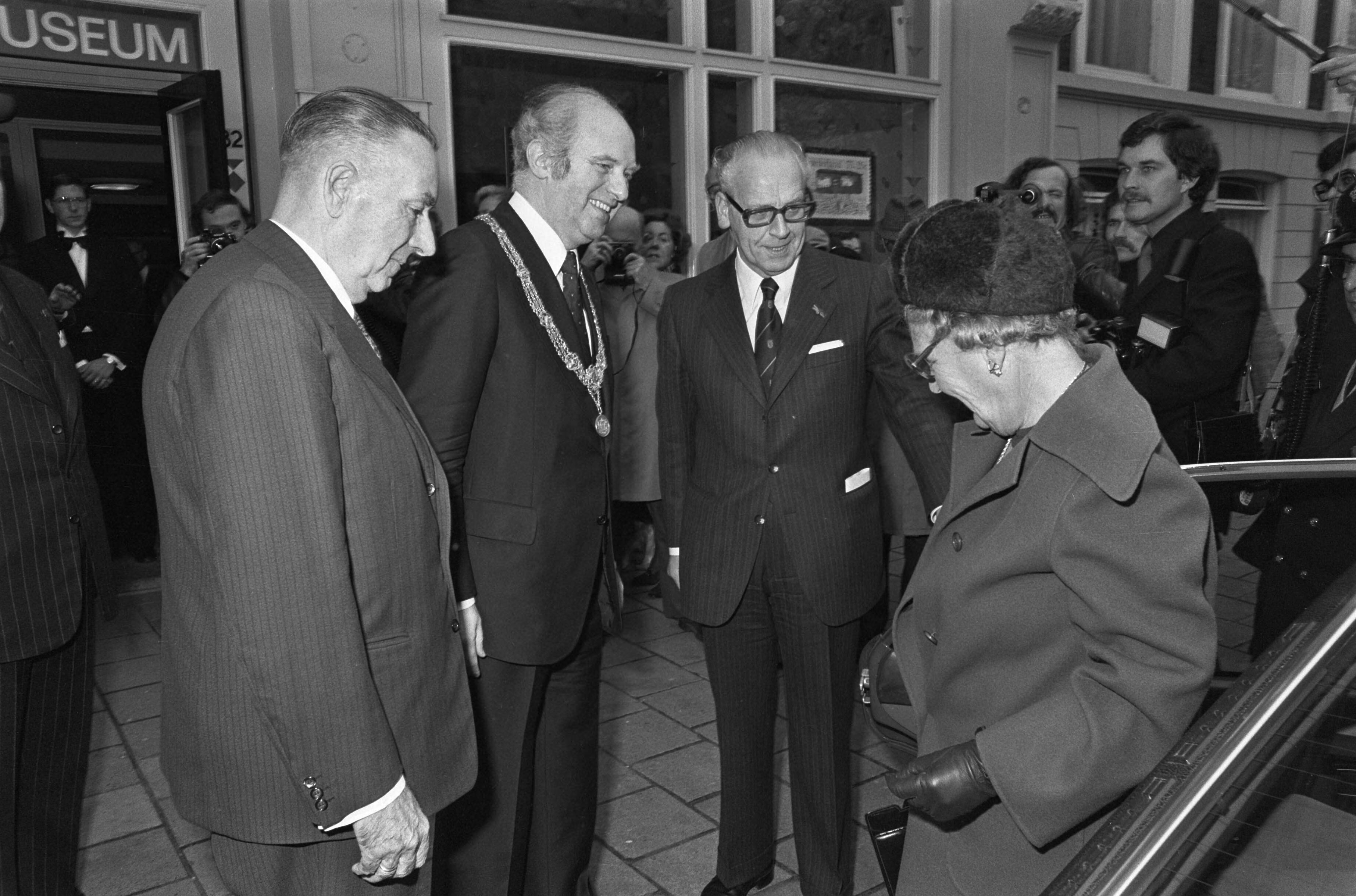 Fotocollectie Anefo — Landelijke start kinderzegelaktie in Den Haag — Foto: Peters, Hans / Anefo. Licentie: Set B: Rechtenvrij / Publiek Domein. Bron: Nationaal Archief. http://hdl.handle.net/10648/ac900e20-d0b4-102d-bcf8-003048976d84