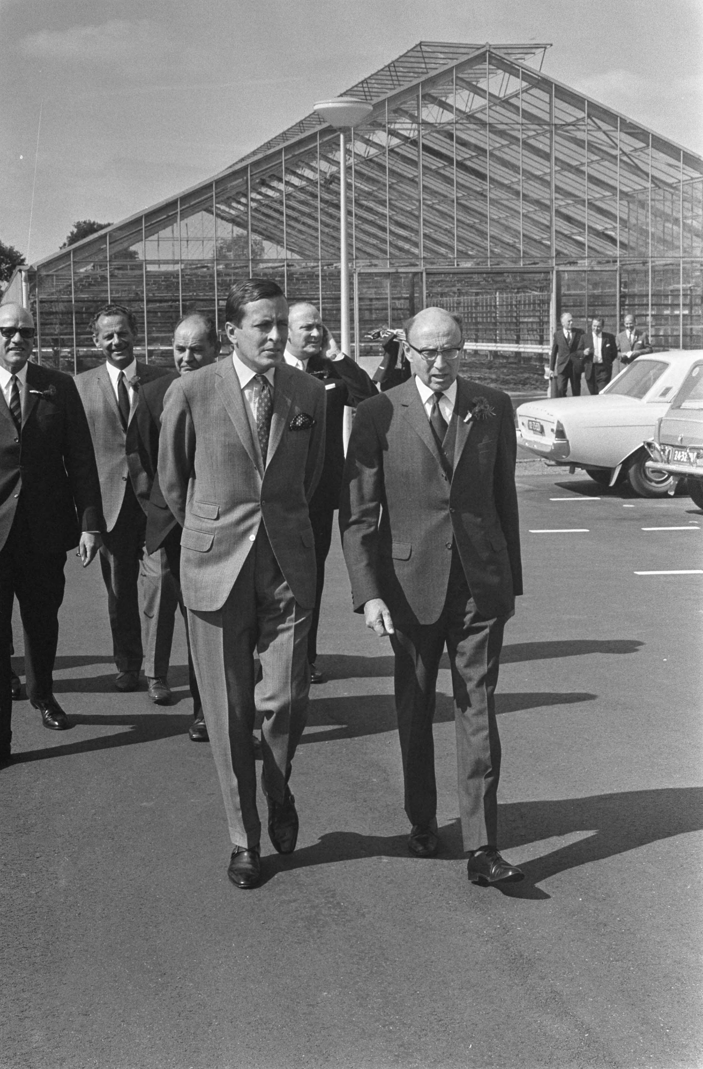 Fotocollectie Anefo — Z. K. H. Prins Claus opende landbouwscholencomplex te Ede: Pr. Claus tijdens rondgang — Foto: Verhoeff, Bert / Anefo. Licentie: Set B: Rechtenvrij / Publiek Domein. Bron: Nationaal Archief. http://hdl.handle.net/10648/ab782ea0-d0b4-102d-bcf8-003048976d84