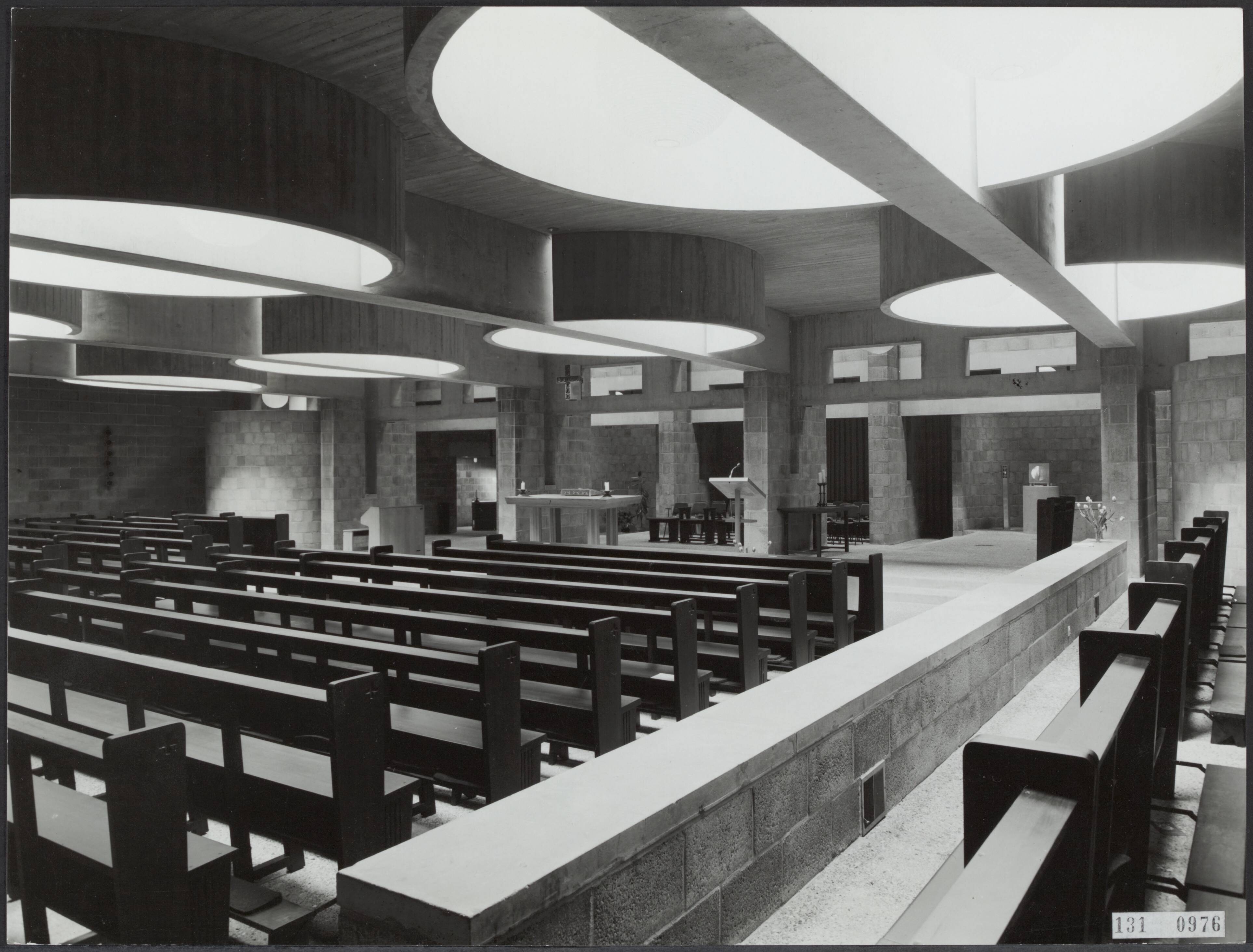 Fotocollectie Rijksvoorlichtingsdienst Eigen — Den Haag. H. Pastoor van Arskerk, Kromhoutlaan. Interieur met zicht op het hoofdaltaar — Foto: Publicam / Hartemink, Piet. Licentie: Set B: Rechtenvrij / Publiek Domein. Bron: Nationaal Archief. http://hdl.handle.net/10648/af5110be-d0b4-102d-bcf8-003048976d84