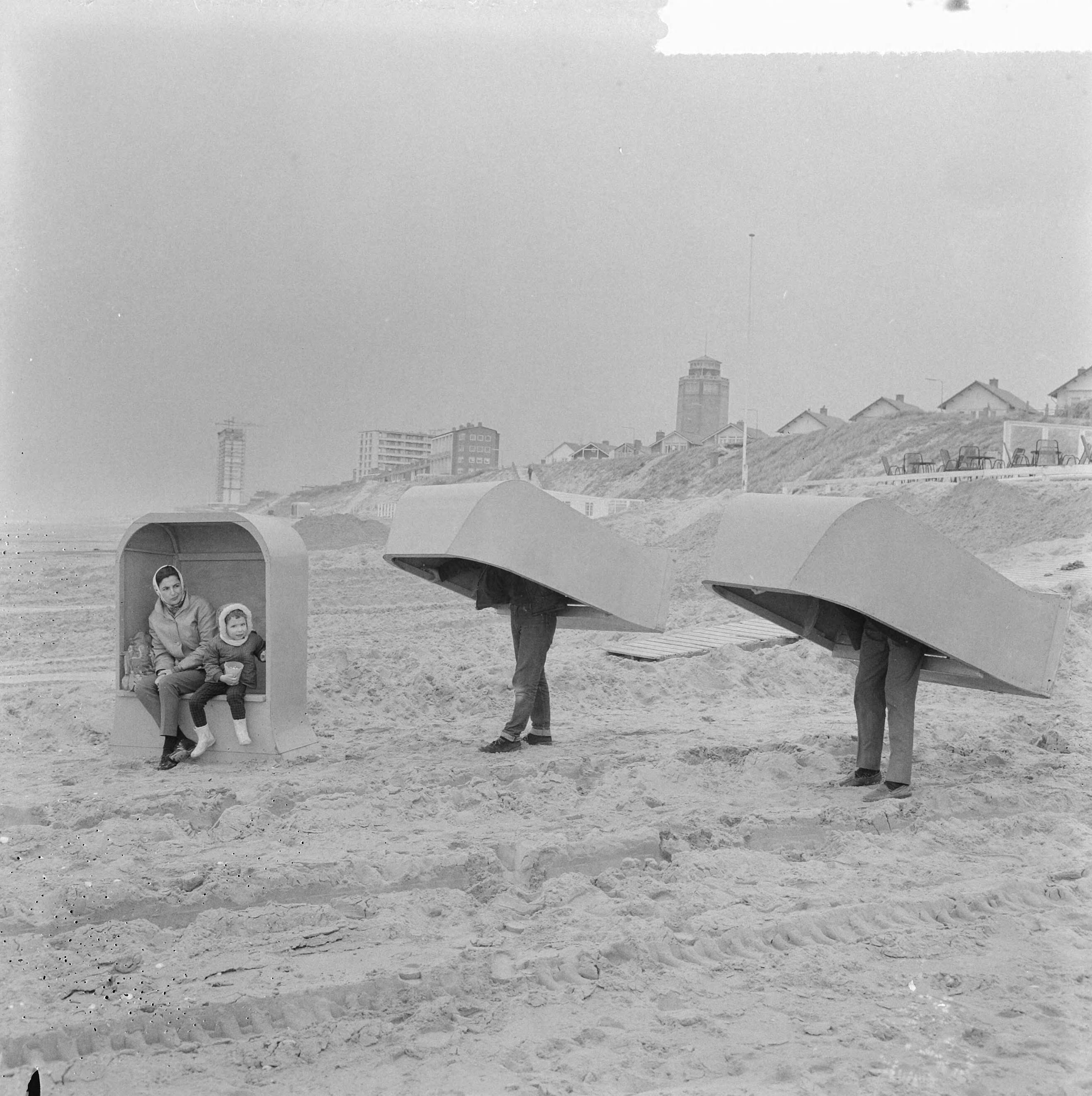 Fotocollectie Anefo — Strandstoelen gaan weer het strand op — Foto: Nijs, Jac. de / Anefo. Licentie: Set B: Rechtenvrij / Publiek Domein. Bron: Nationaal Archief. http://hdl.handle.net/10648/aa9544c8-d0b4-102d-bcf8-003048976d84