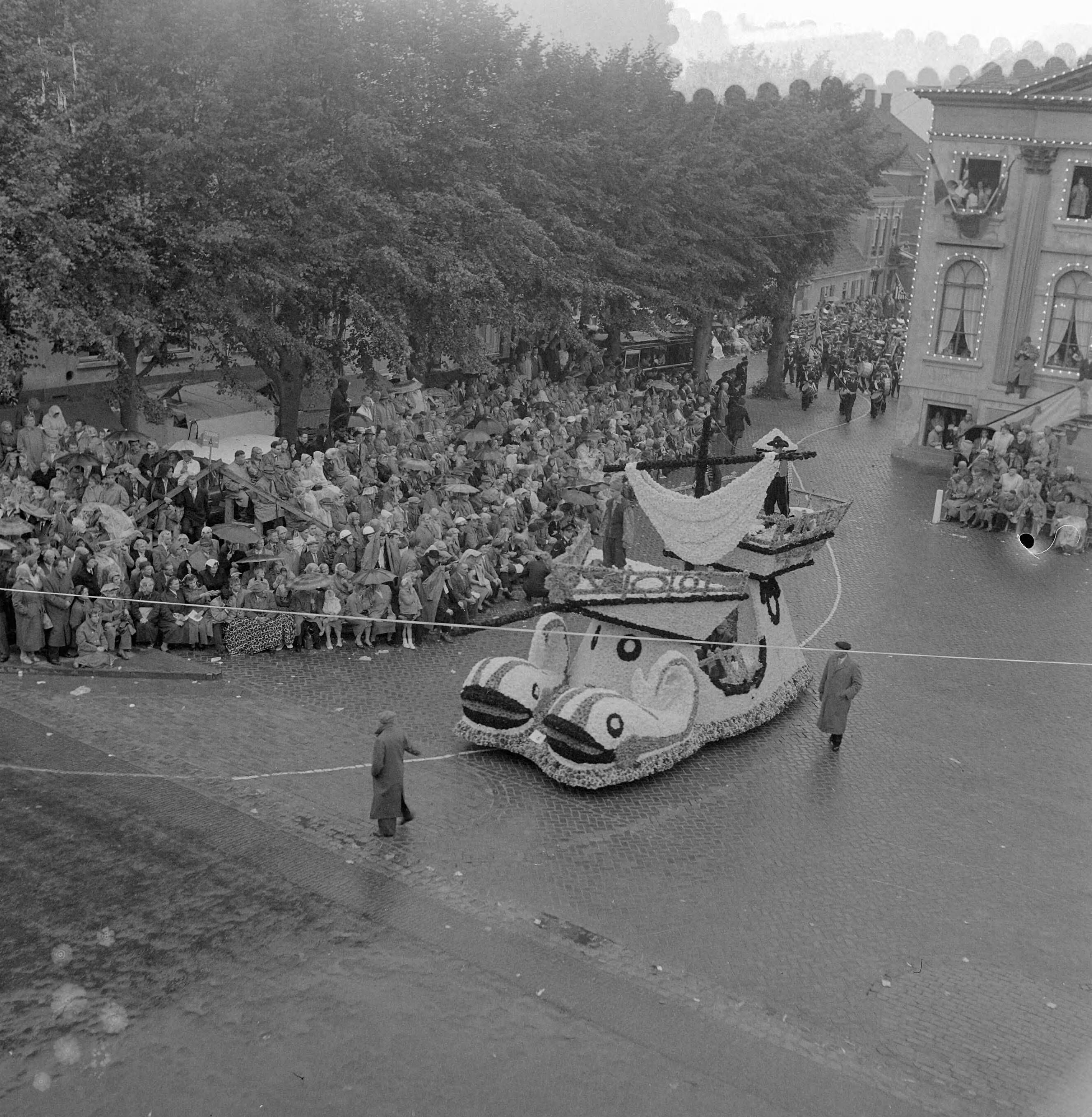 Fotocollectie Anefo — Bloemencorso te Zundert — Foto: Koch, Eric / Anefo. Licentie: Set B: Rechtenvrij / Publiek Domein. Bron: Nationaal Archief. http://hdl.handle.net/10648/a968d61e-d0b4-102d-bcf8-003048976d84