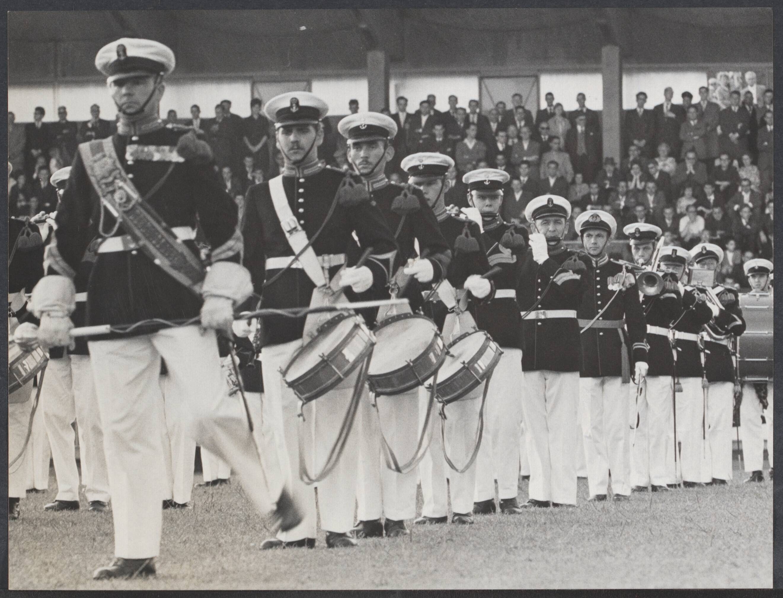 Marine- en mariniersmuziekcorpsen - Nederland — Marinierskapel tijdens muziekconcours Kerkrade — Foto: Eijk, Jan van / Spaarnestad. Licentie: Set B: Rechtenvrij / Publiek Domein. Bron: Nationaal Archief. http://hdl.handle.net/10648/8c30c718-1665-fe97-7fb4-da15dcfe80ed