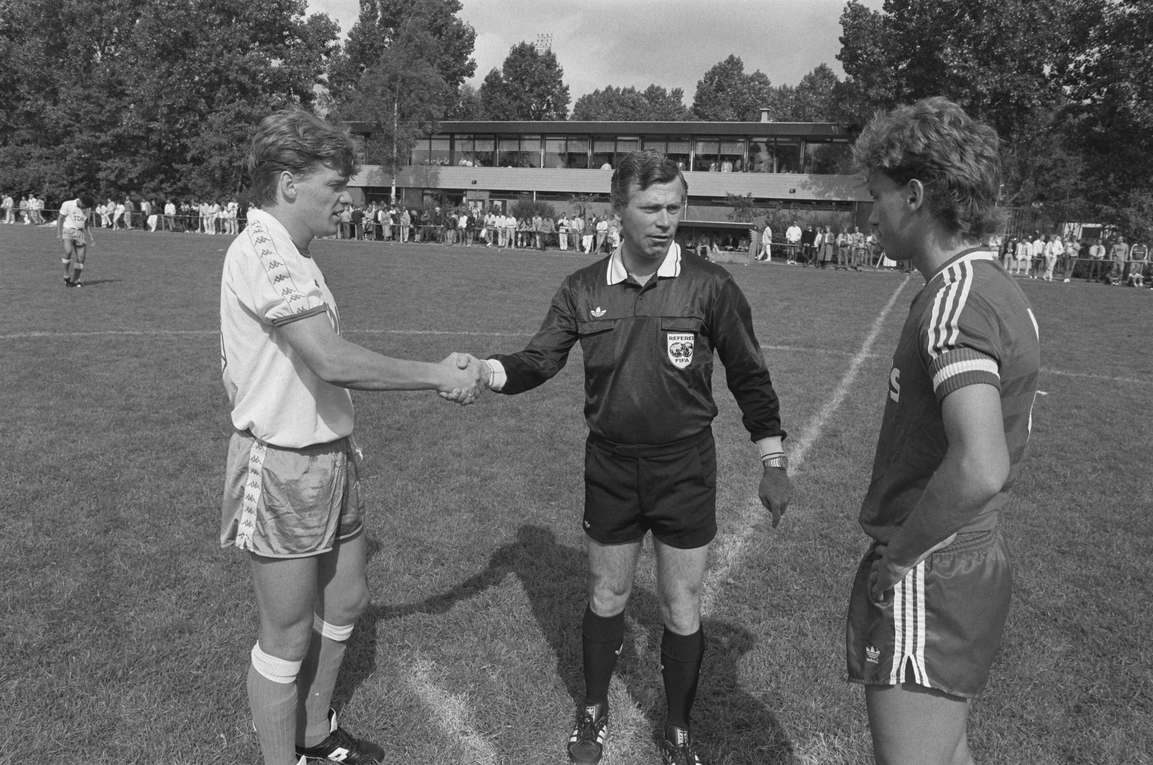 Fotocollectie Anefo — Scheidsrechter Jan Keizer fluit allerlaatste wedstrijd finale Ajax tegen PSV (c-elftallen) in Zilveren bottertoernooi in Volendam — Foto: Bogaerts, Rob / Anefo. Licentie: Set B: Rechtenvrij / Publiek Domein. Bron: Nationaal Archief. http://hdl.handle.net/10648/ad6c6bcc-d0b4-102d-bcf8-003048976d84