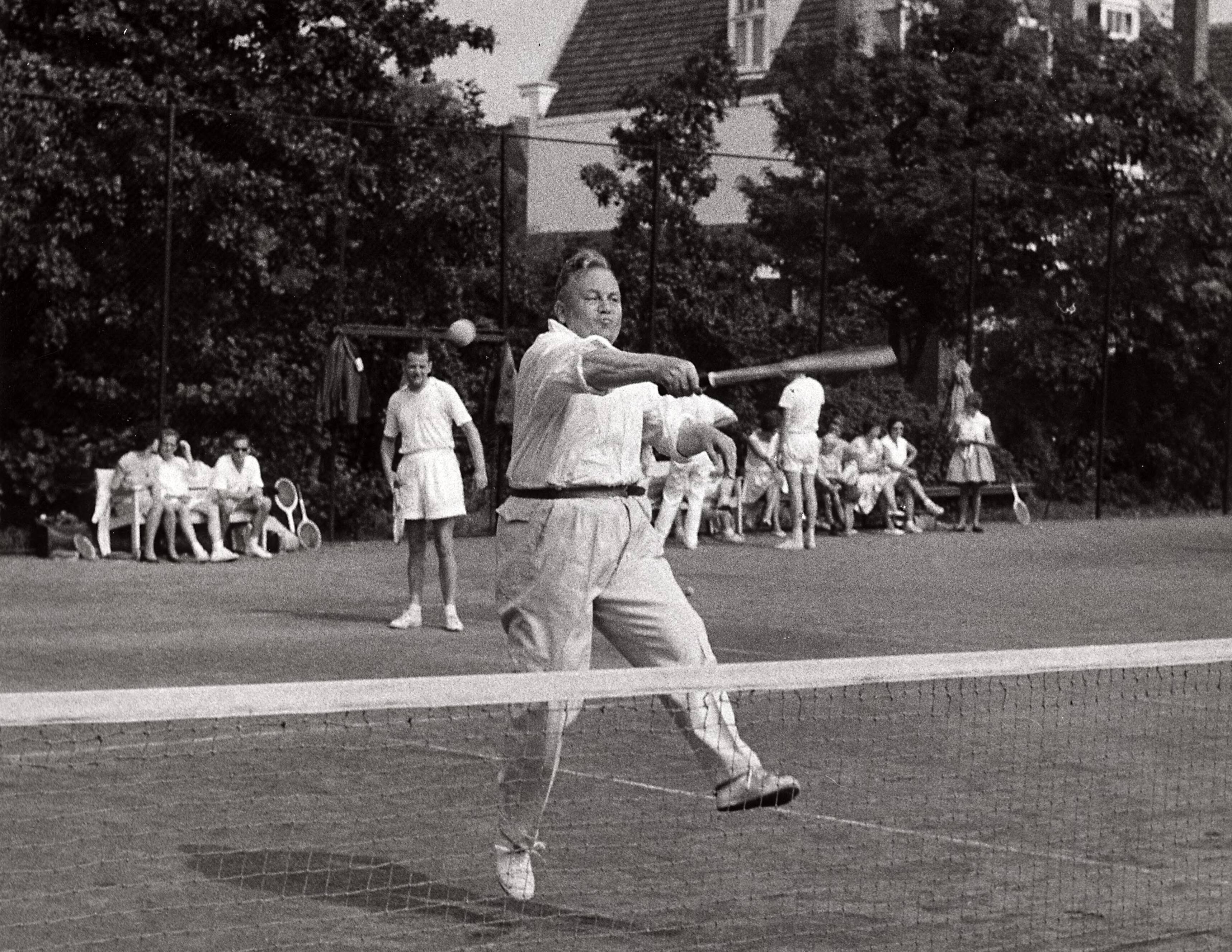 Sportactiviteiten personeel Drukkerij N.V. De Spaarnestad / Tennis — Serie: Spaarnestad personeel Tennis. Tennistoernooi 1961. De heren Loerakker en Hollander — Foto: Hilterman, H. / Spaarnestad / Spaarnestad Photo (05887). Licentie: Set B: Rechtenvrij / Publiek Domein. Bron: Nationaal Archief. http://hdl.handle.net/10648/35429da6-3ee1-a382-e063-6df0900a6686