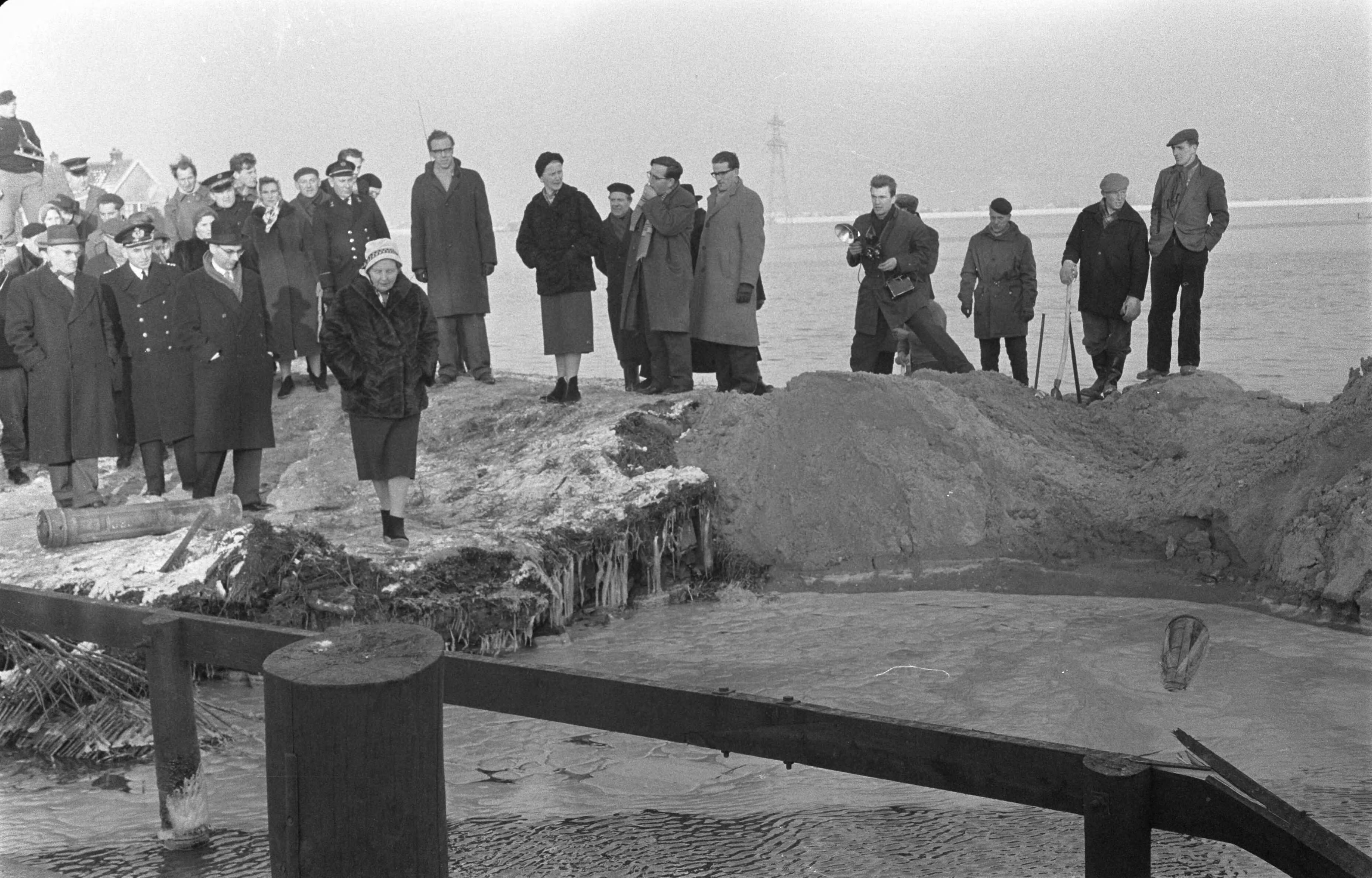 Ramp Tuindorp Oostzaan — Ramp Oostzaan. Bezoek koningin Juliana aan het rampgebied met burgemeester Van Hall — Foto: Pot, Harry / Anefo. Licentie: Set B: Rechtenvrij / Publiek Domein. Bron: Nationaal Archief. http://hdl.handle.net/10648/a9a5ed9c-d0b4-102d-bcf8-003048976d84