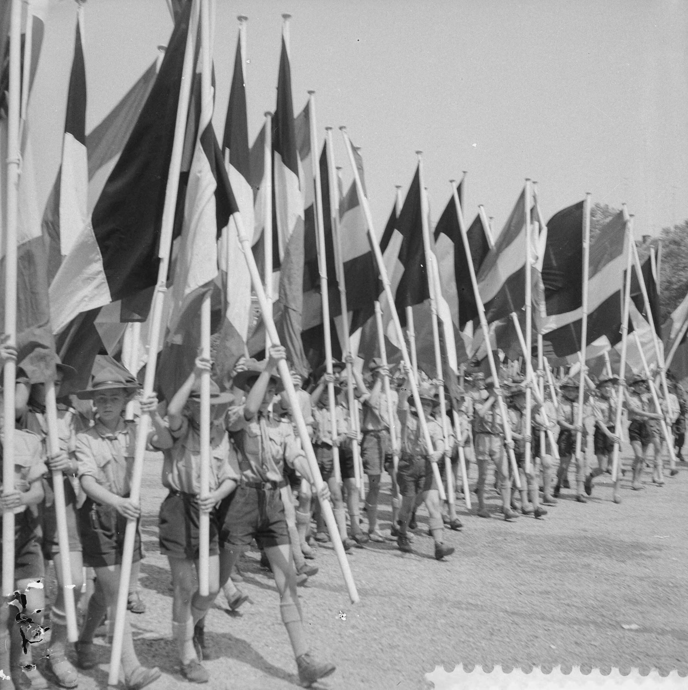 Staatsbezoek koning Boudewijn 1959 — Vierde dag van het bezoek van koning Boudewijn. Huldiging op het Vrijthof door de Maaslanden — Foto: Noske, J.D. / Anefo. Licentie: Set B: Rechtenvrij / Publiek Domein. Bron: Nationaal Archief. http://hdl.handle.net/10648/a998c662-d0b4-102d-bcf8-003048976d84