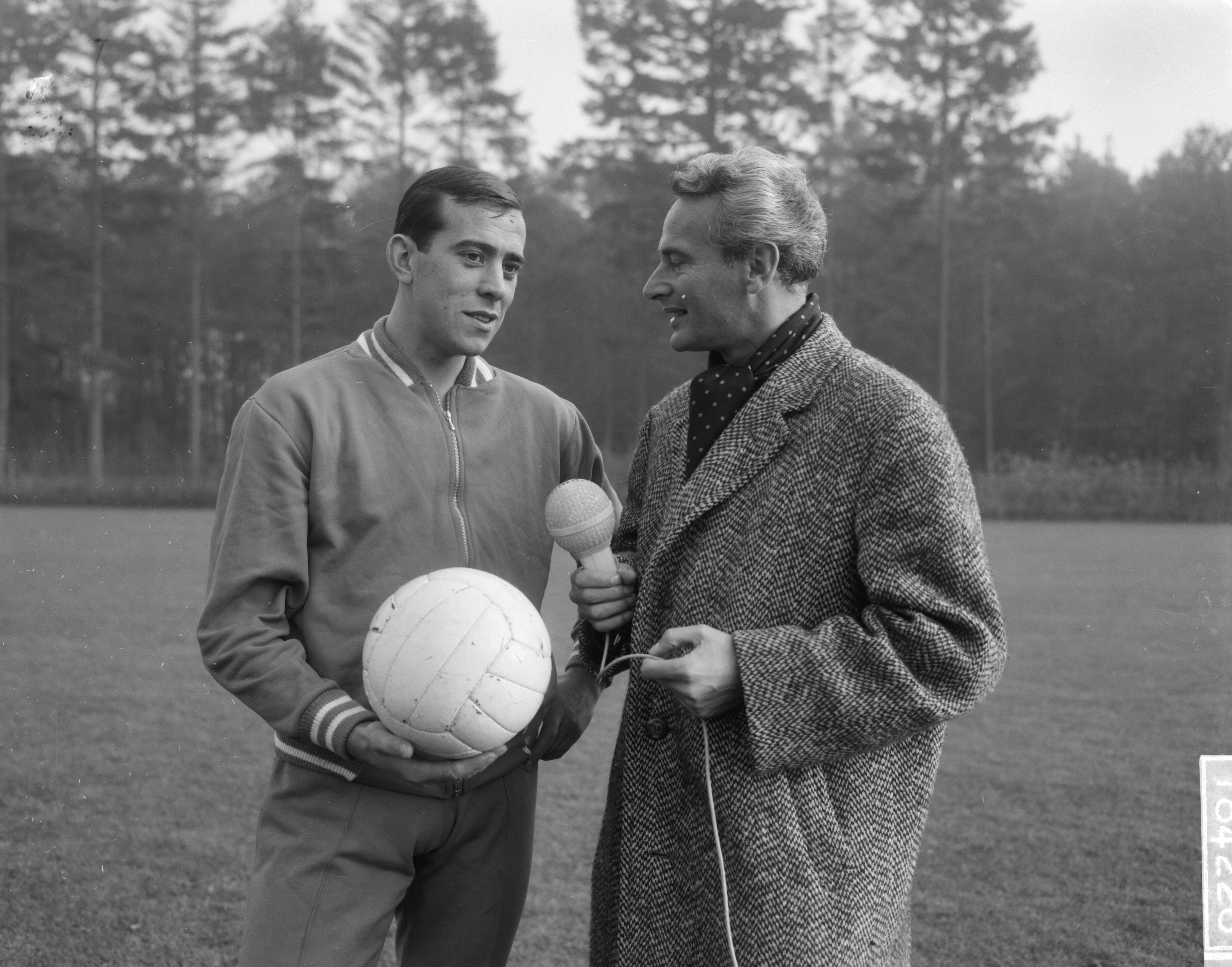 Training van het Nederlands elftal — Daan Schrijvers in gesprek met reporter Rien Bal — Foto: Bilsen, Joop van / Anefo. Licentie: Set B: Rechtenvrij / Publiek Domein. Bron: Nationaal Archief. http://hdl.handle.net/10648/aaccbb38-d0b4-102d-bcf8-003048976d84
