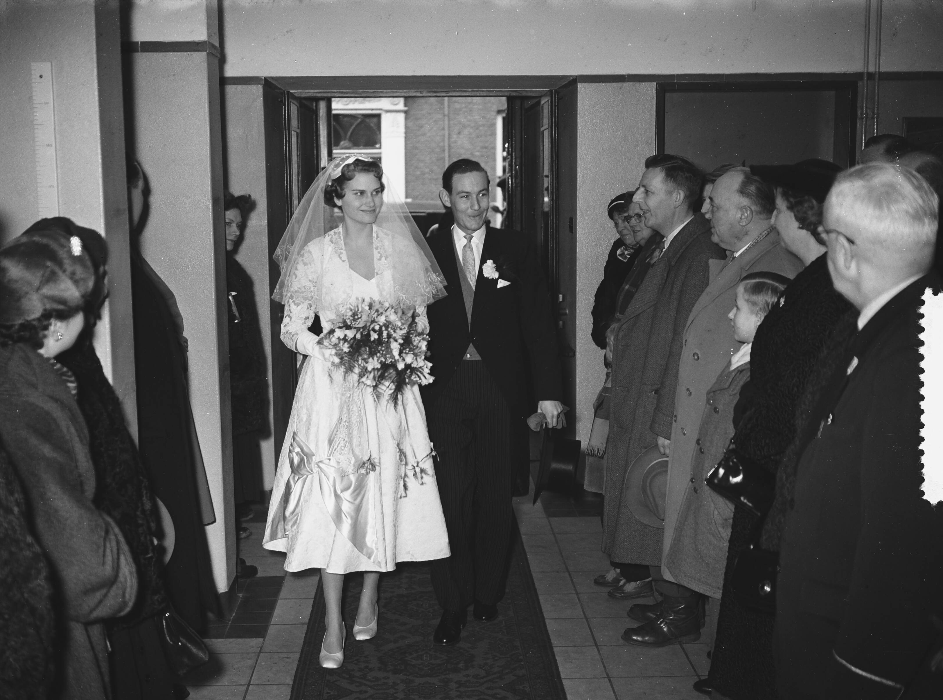 Huwelijk van tennisster Fenny ten Bosch met mr. J. F. A. de Soet — Foto: Bilsen, Joop van / Anefo. — Licentie: Set B: Rechtenvrij / Publiek Domein. Bron: Nationaal Archief. http://hdl.handle.net/10648/a943eb24-d0b4-102d-bcf8-003048976d84