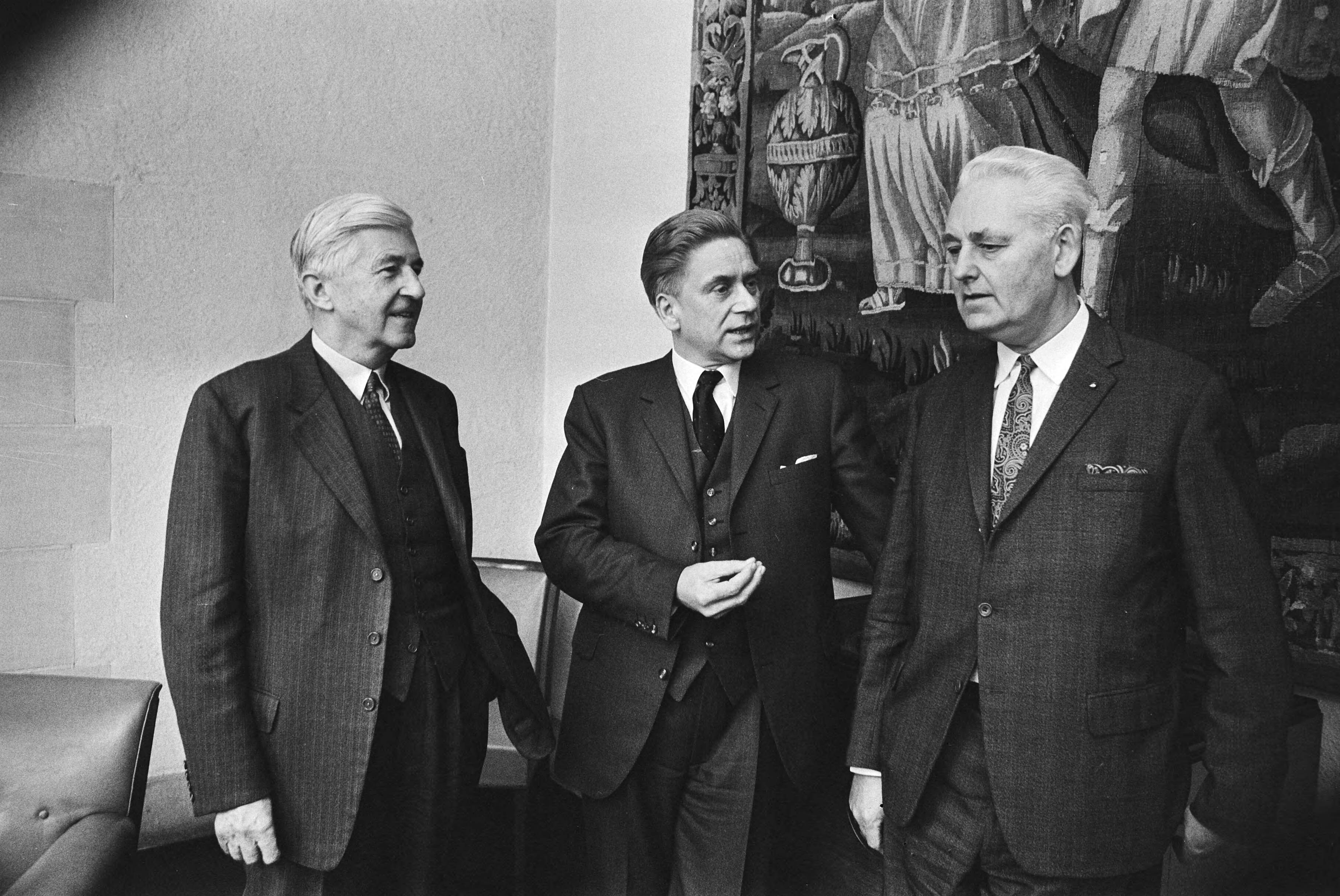 Fotocollectie Anefo — Minister Veringa ontvangt Amsterdamse Neerlandici op ministerie; Den Haag ; ir. R. Dufour , ministe Veringa, curator Universiteit Amsterdam — Foto: Verhoeff, Bert / Anefo. Licentie: Set B: Rechtenvrij / Publiek Domein. Bron: Nationaal Archief. http://hdl.handle.net/10648/abab5b04-d0b4-102d-bcf8-003048976d84
