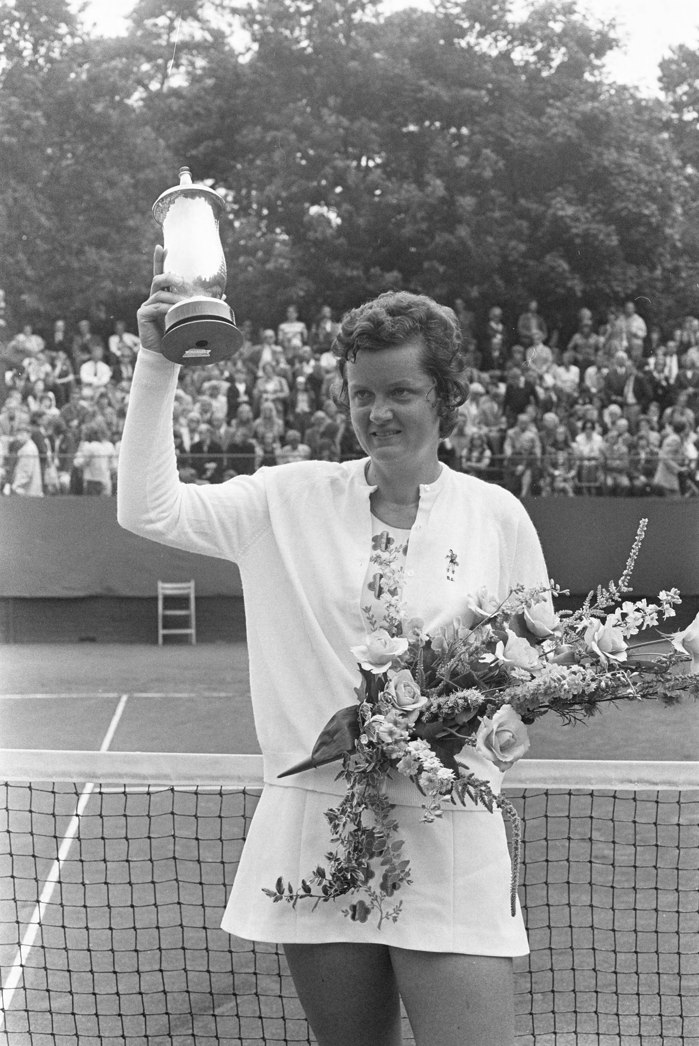 Fotocollectie Anefo — Internationale tenniskampioenschappen Melkhuisje te Hilversum, Betty Stöve met beker — Foto: Punt, W. / Anefo. Licentie: Set B: Rechtenvrij / Publiek Domein. Bron: Nationaal Archief. http://hdl.handle.net/10648/abf1012c-d0b4-102d-bcf8-003048976d84