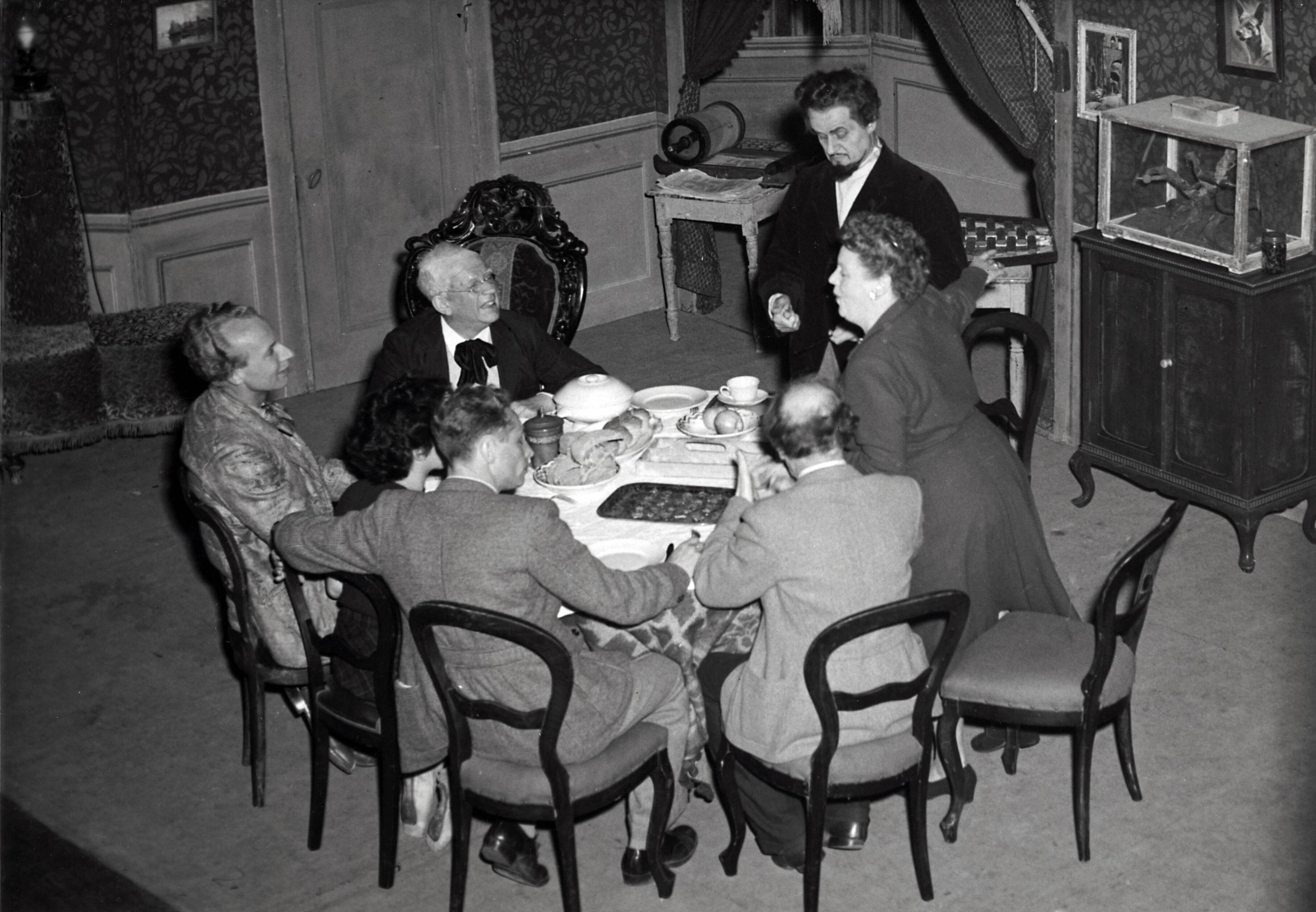 Drukkerij Spaarnestad — [40-jarig jubileum N.V. De Spaarnestad] [feestavond in de Stadsschouwburg] — Foto: Fotograaf Onbekend / Fotobureau onbekend / Spaarnestad Photo (05887). Licentie: Set B: Rechtenvrij / Publiek Domein. Bron: Nationaal Archief. http://hdl.handle.net/10648/35429da6-3a01-a382-e063-6df0900a6686