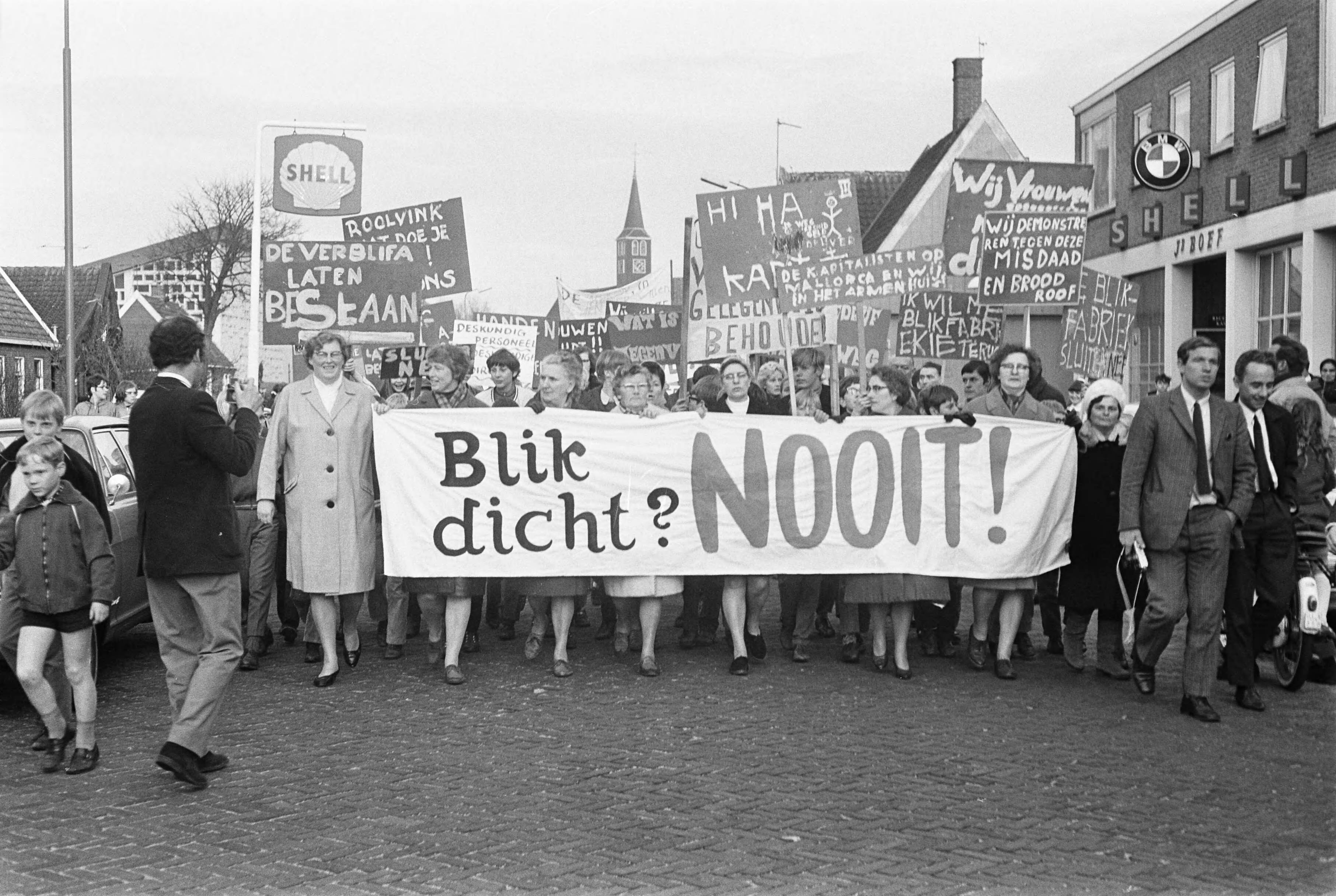 Fotocollectie Anefo — Demonstratie van huismoeders te Krommenie tegen de voorgenomen sluiting van de fabriek van Thomassen Drijver en Verblifa — Foto: Koch, Eric / Anefo. Licentie: Set B: Rechtenvrij / Publiek Domein. Bron: Nationaal Archief. http://hdl.handle.net/10648/ab6654e6-d0b4-102d-bcf8-003048976d84