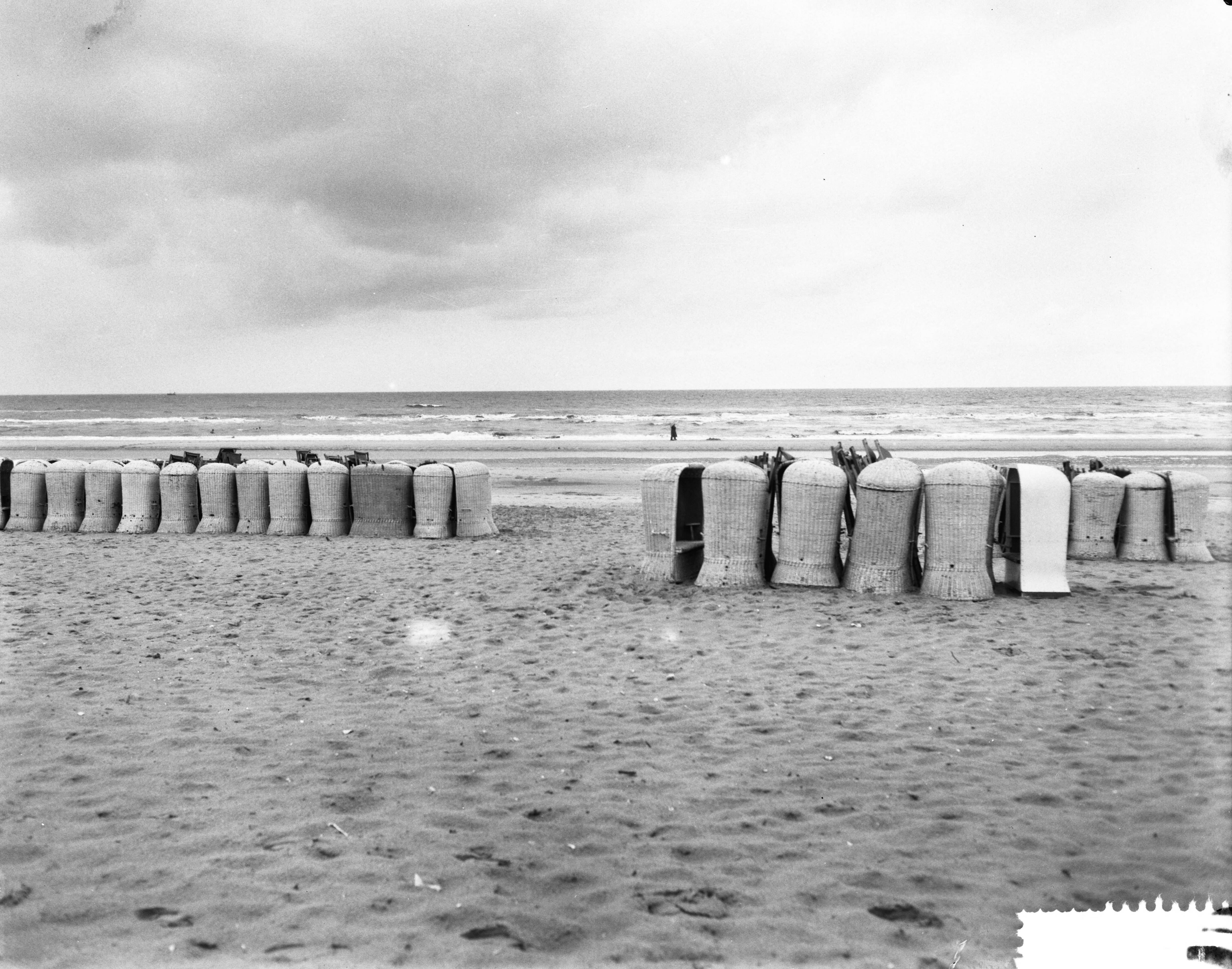 Fotocollectie Anefo — Regenweer aan het strand te Zandvoort — Foto: Bilsen, Joop van / Anefo. Licentie: Set B: Rechtenvrij / Publiek Domein. Bron: Nationaal Archief. http://hdl.handle.net/10648/a9b65dbc-d0b4-102d-bcf8-003048976d84