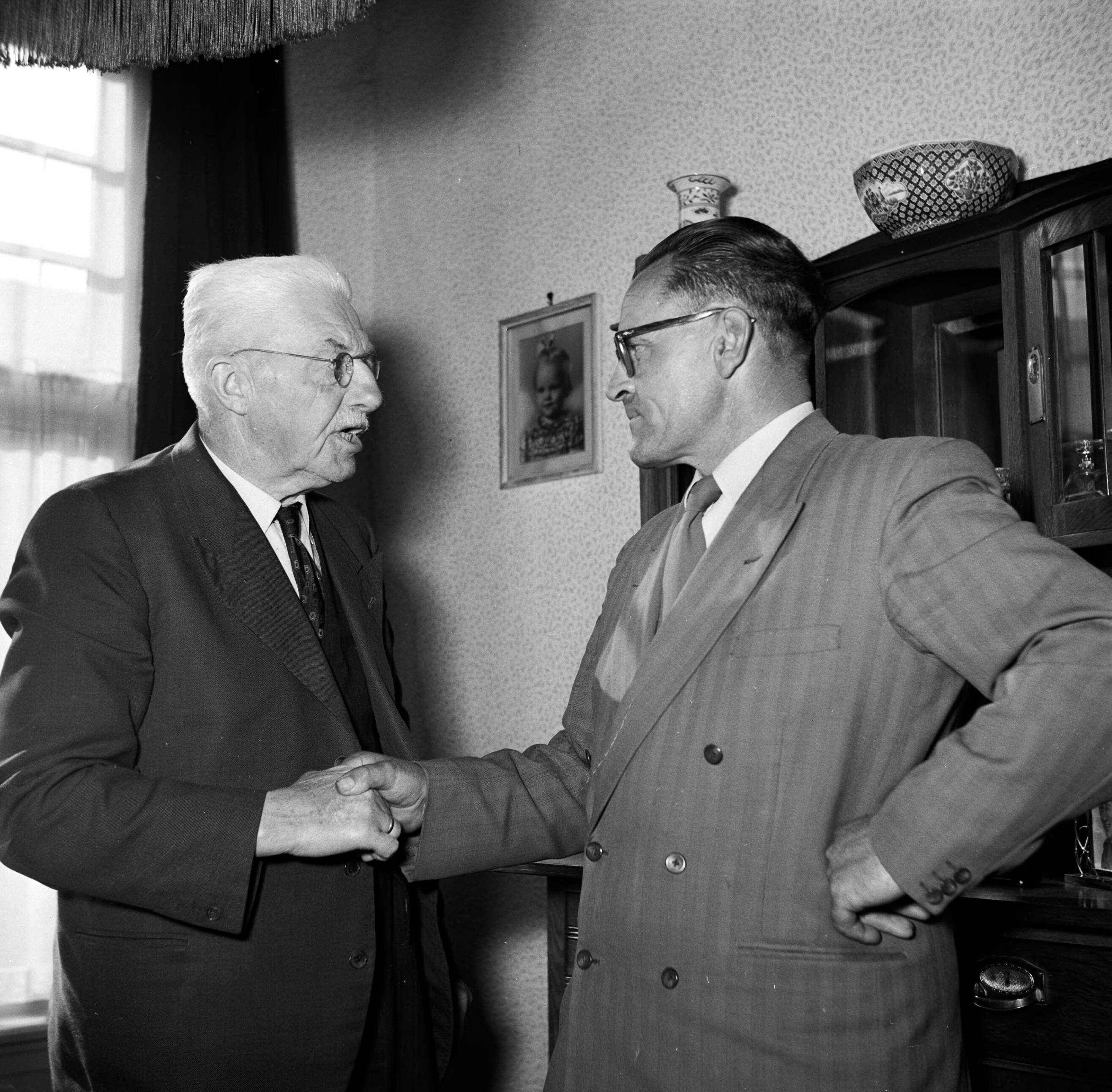 Fotocollectie Van de Poll — Gerard de Jongs vader in gesprek met Ynse Postma — Foto: Poll, Willem van de. Licentie: Set B: Rechtenvrij / Publiek Domein. Bron: Nationaal Archief. http://hdl.handle.net/10648/aecce690-d0b4-102d-bcf8-003048976d84
